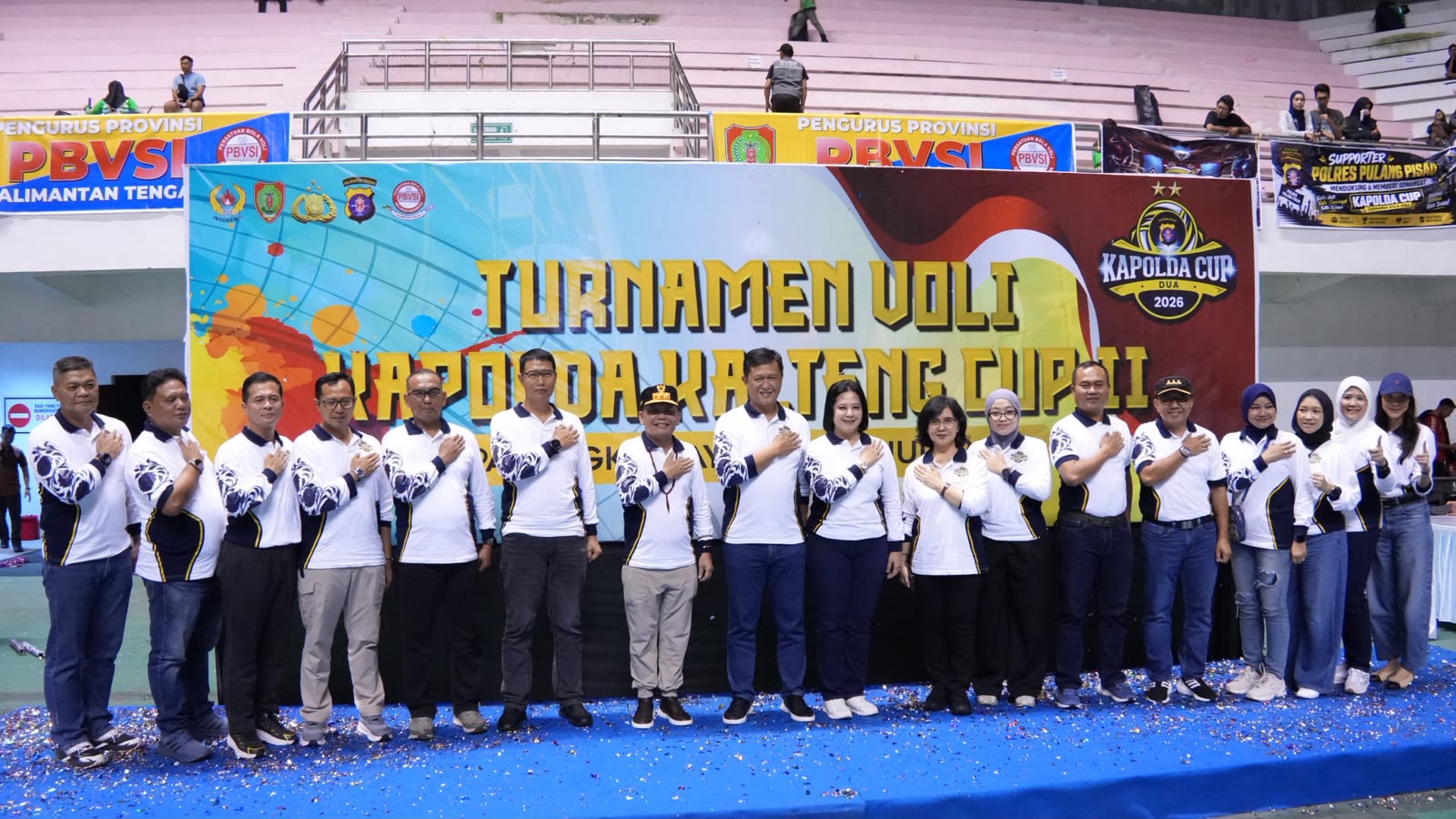 Tim Putra Polres Kobar dan Tim Putri Polres Barut Juara Turnamen Bola Voli Kapolda Cup 2, Gubernur Kalteng Serahkan Piala Bergilir