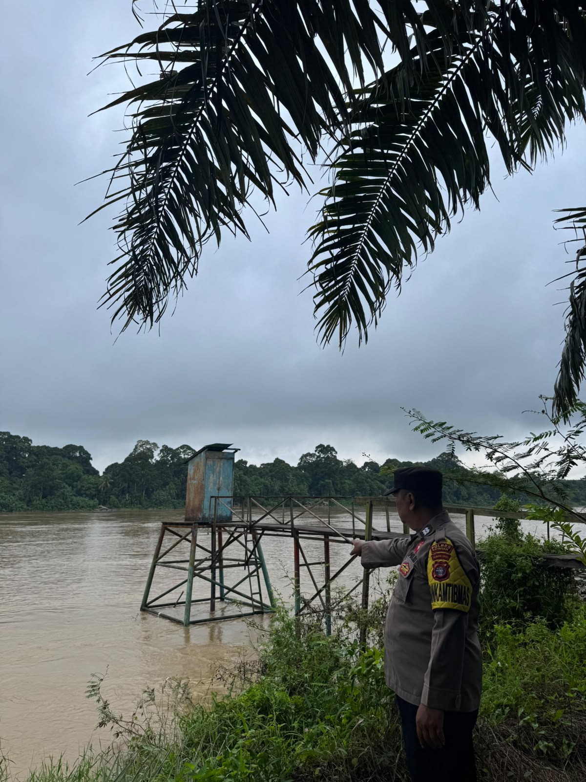 Deteksi Banjir, Polsek Tewang Sangalang Garing dan Pulau Malan Cek Ketinggian Debit Air