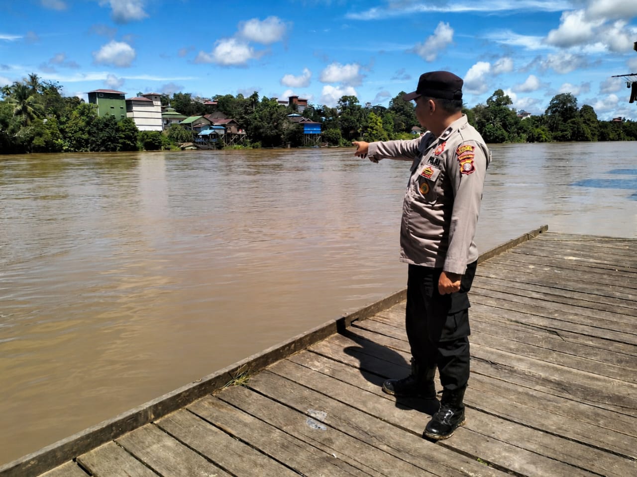 ANTISIPASI BANJIR, BHABINKAMTIBMAS POLSEK MARIKIT PANTAU DEBIT AIR DAS KATINGAN