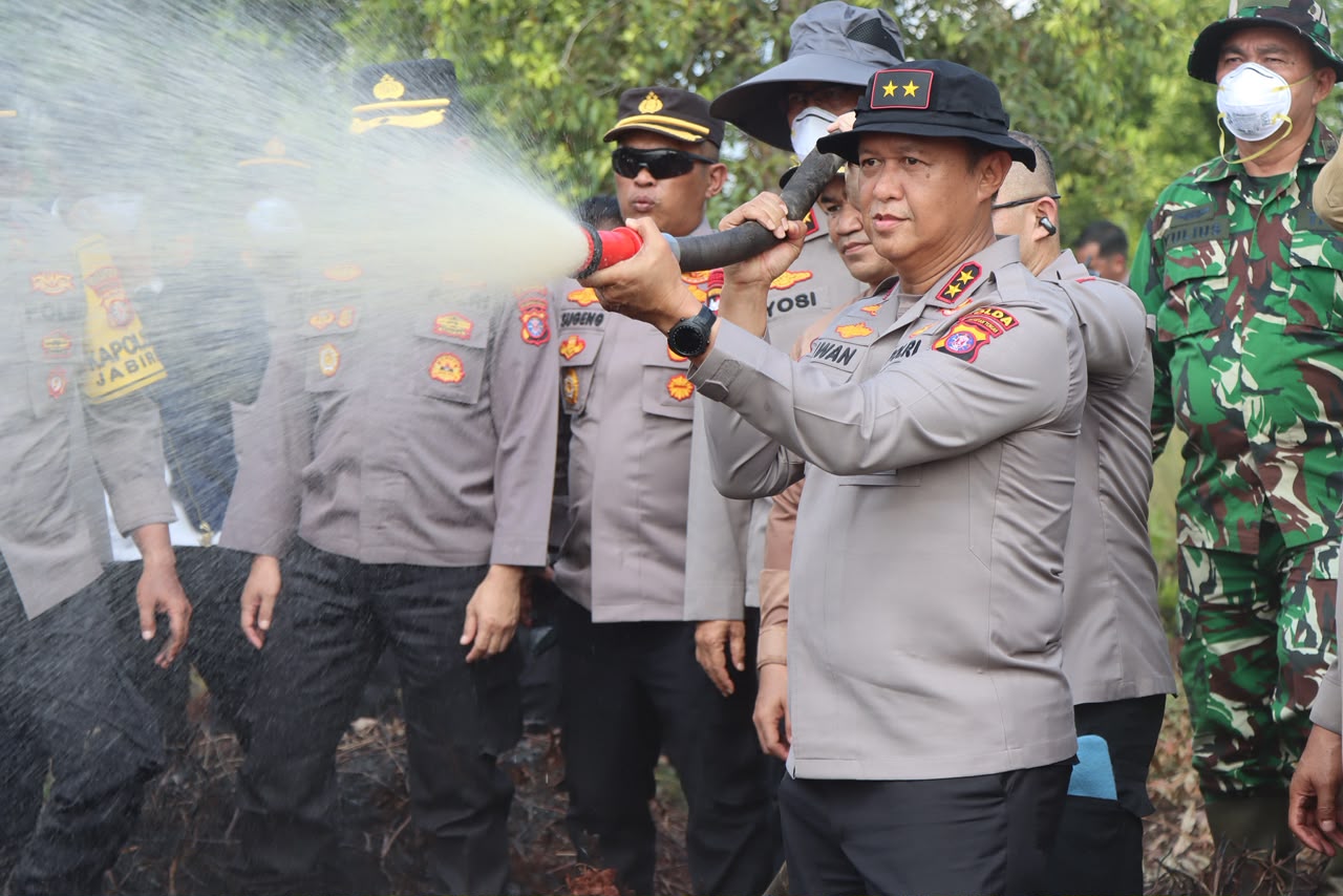 Kapolda Kalteng Turun Langsung Padamkan Api di Tumbang Nusa