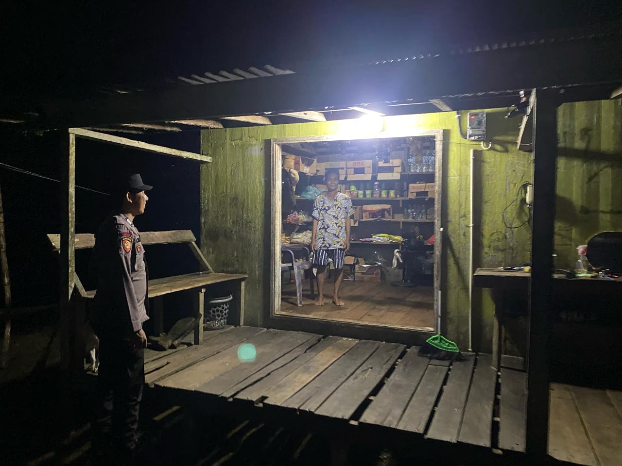 Patroli Minggu Malam, Polsek Delang Intensifkan Monitoring Kawasan Pertokoan