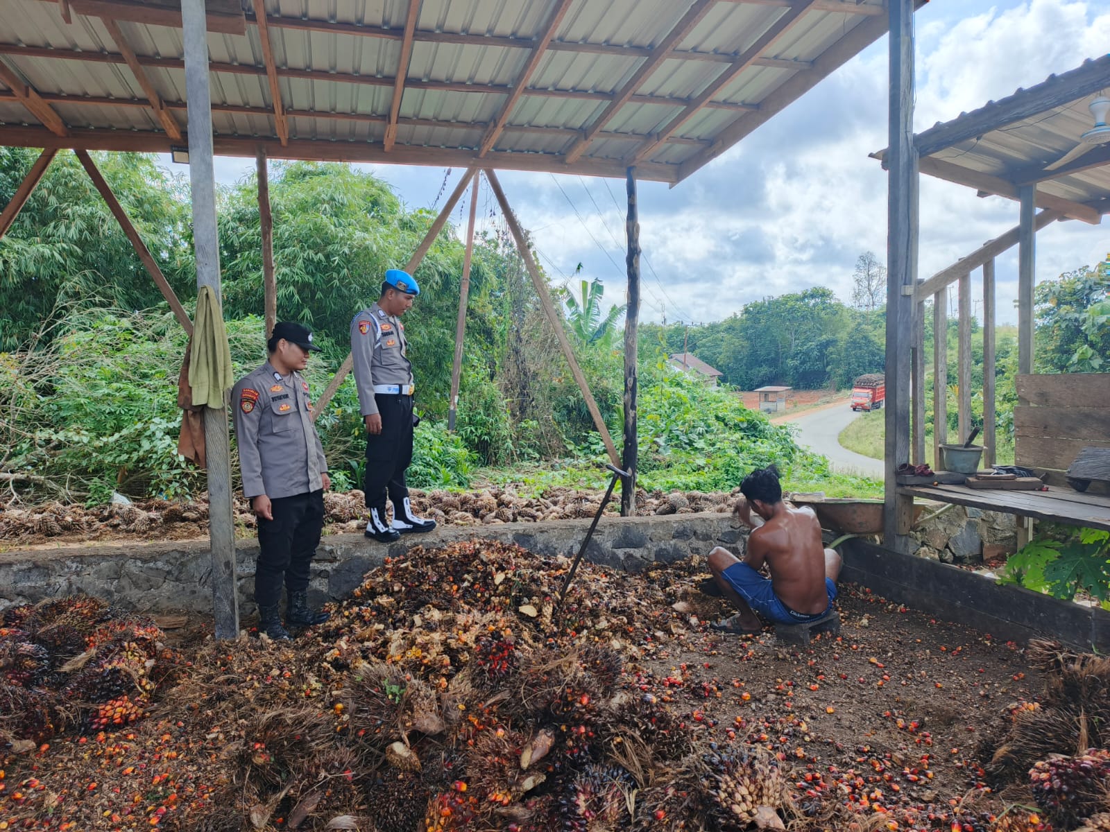 Perkuat Sinergi dengan Pelaku Usaha TBS, Polsek Lamandau Sampaikan Imbauan Kamtibmas