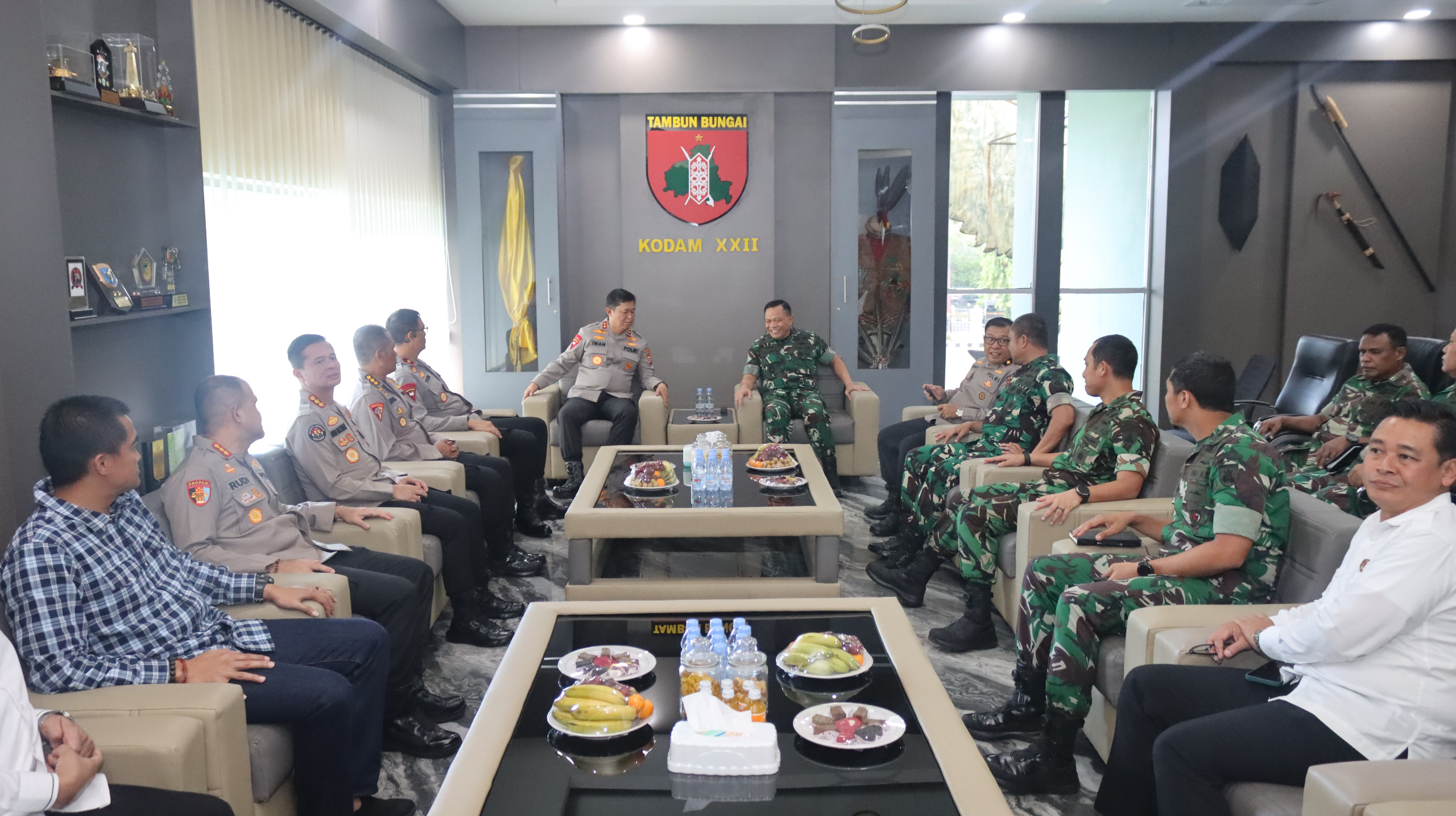 Kapolda Kalteng Perkuat Soliditas TNI-Polri Lewat Silaturahmi dengan Pangdam XXII Tambun Bungai