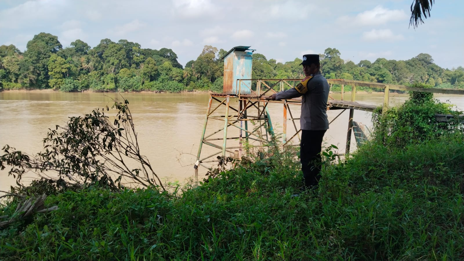 Deteksi Banjir, Polsek Tewang Sangalang Garing dan Pulau Malan Cek Ketinggian Debit Air.