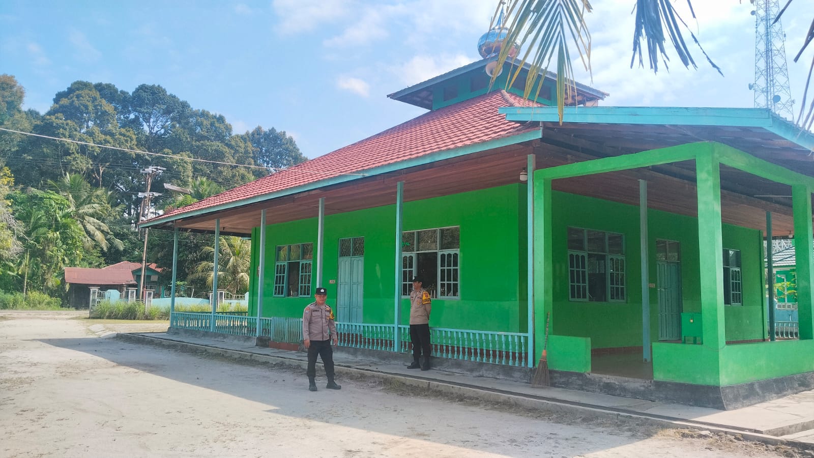 Dengan Patroli Dialogis, Polsek Tewang Sangalang Garing dan Pulau Malan Berikan Rasa Aman Kepada Masyarakat