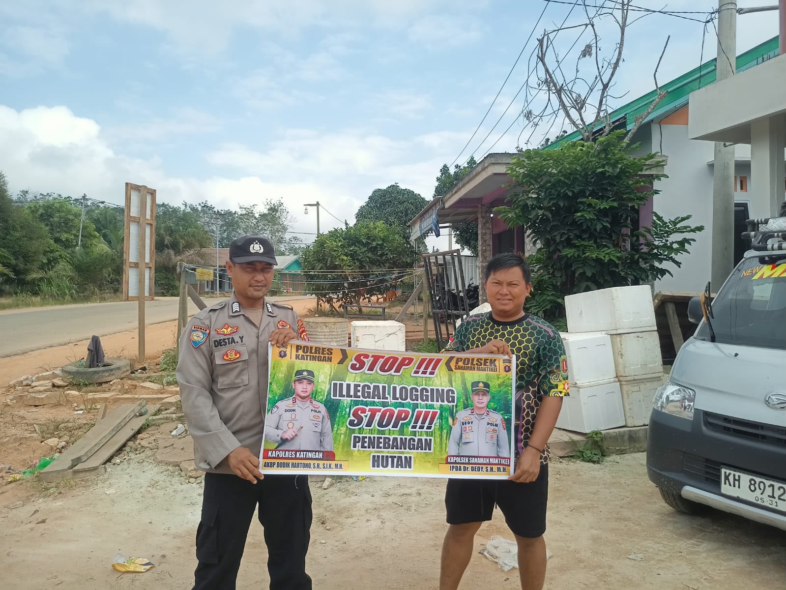 Bhabinkamtibmas laksanakan Sosialisasi kan tentang larangan dan sangsi Pidana bagi pelaku Ileggal Logging kepada masyarakat di Desa Binaan.