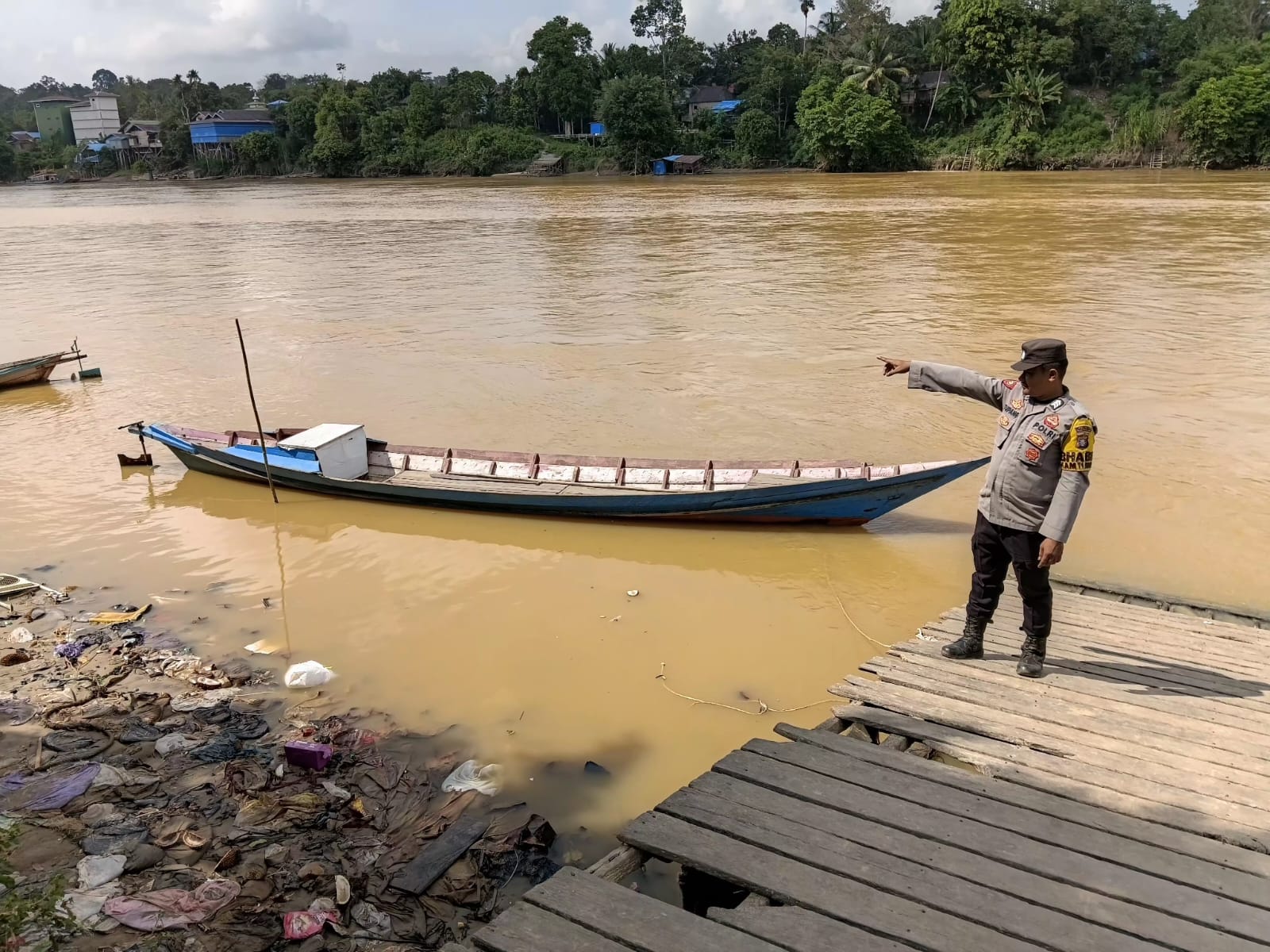 ANTISIPASI BANJIR, POLSEK MARIKIT LAKUKAN MONITORING DEBIT AIR DAS KATINGAN DI DESA TUMBANG HIRAN