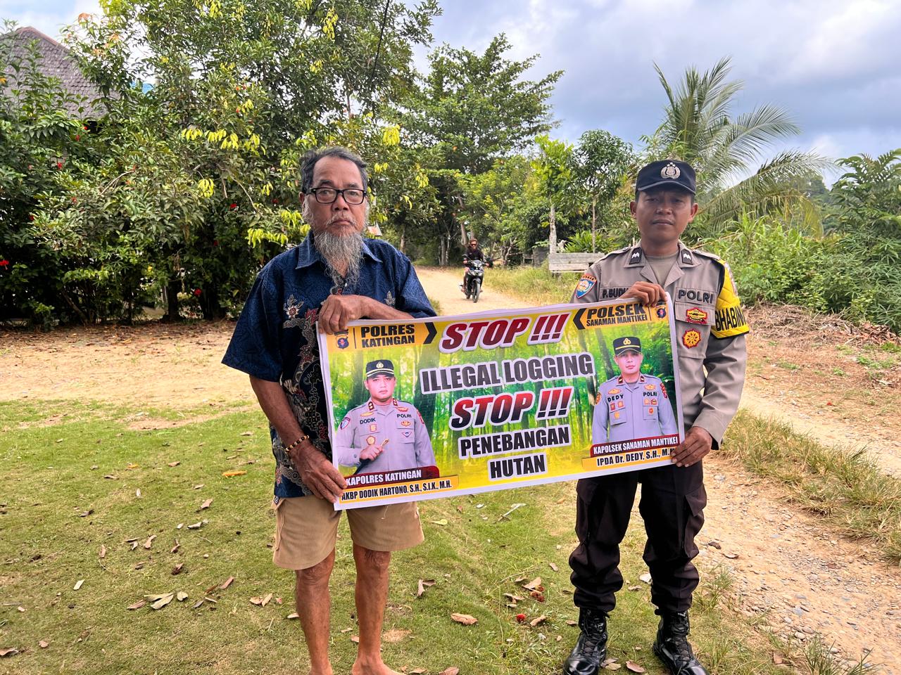 Bhabinkamtibmas laksanakan Sosialisasikan tentang larangan dan sangsi Pidana bagi pelaku Ileggal Logging kepada masyarakat di Desa Binaan.