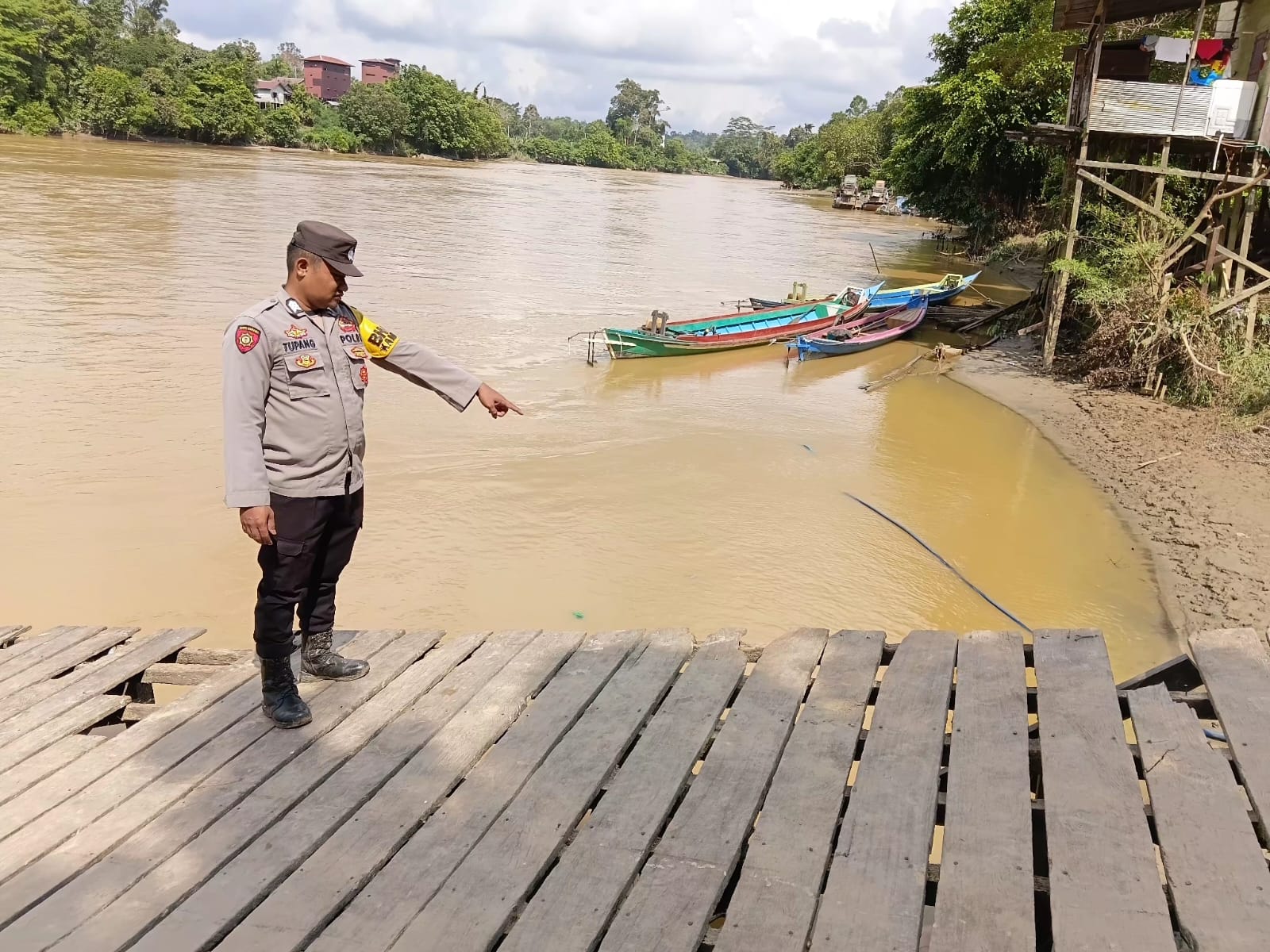 ANTISIPASI BENCANA BANJIR, POLSEK MARIKIT MONITORING DEBIT AIR DAS KATINGAN DI DESA TUMBANG HIRAN