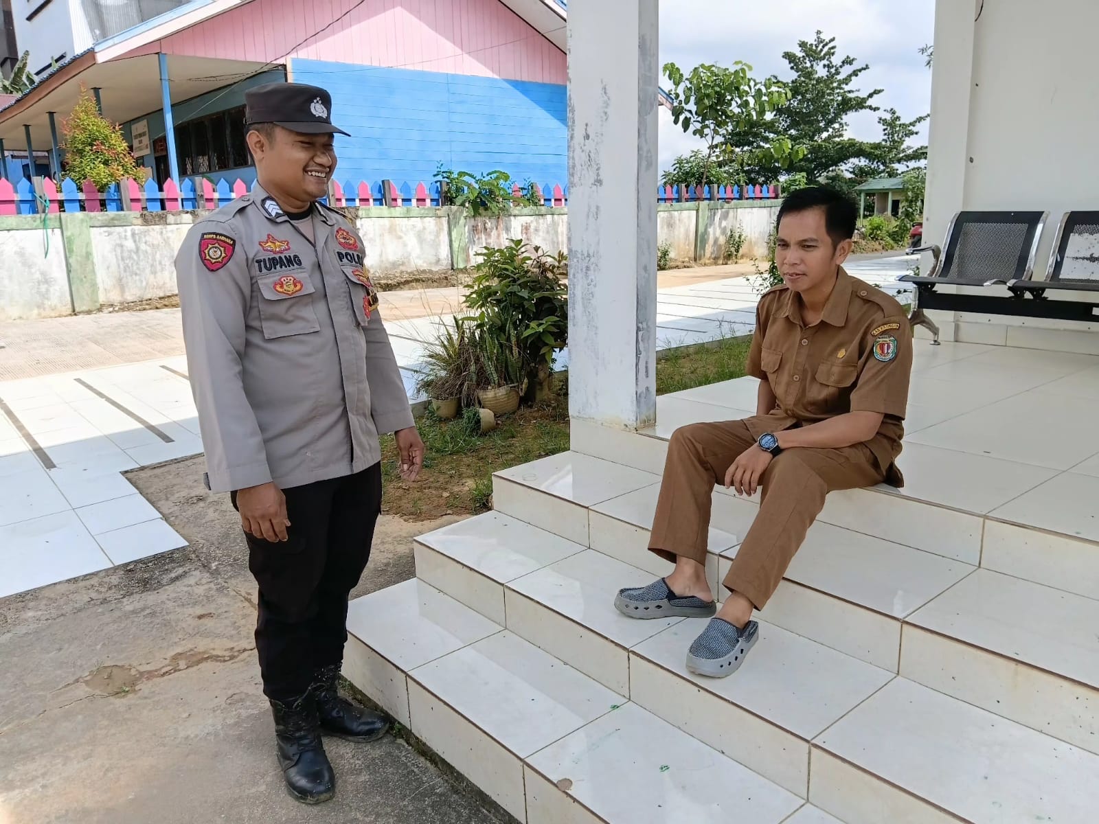 JAGA KERUKUNAN DAN KAMTIBMAS, BHABINKAMTIBMAS POLSEK MARIKIT GELAR SAMBANG “COOLING SYSTEM” DI DESA TUMBANG DAKEI