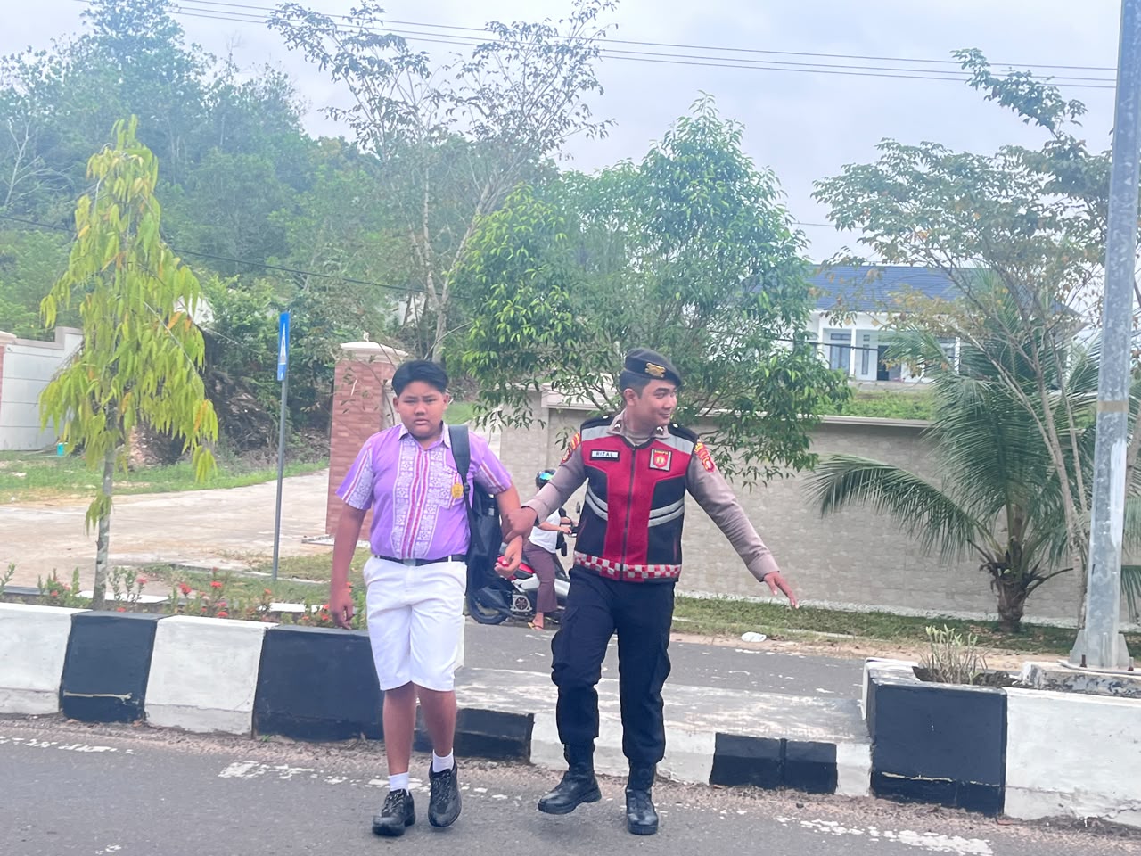 Sat Samapta Polres Lamandau Bantu Anak Sekolah Menyeberang, Wujudkan Keselamatan di Jalan Raya