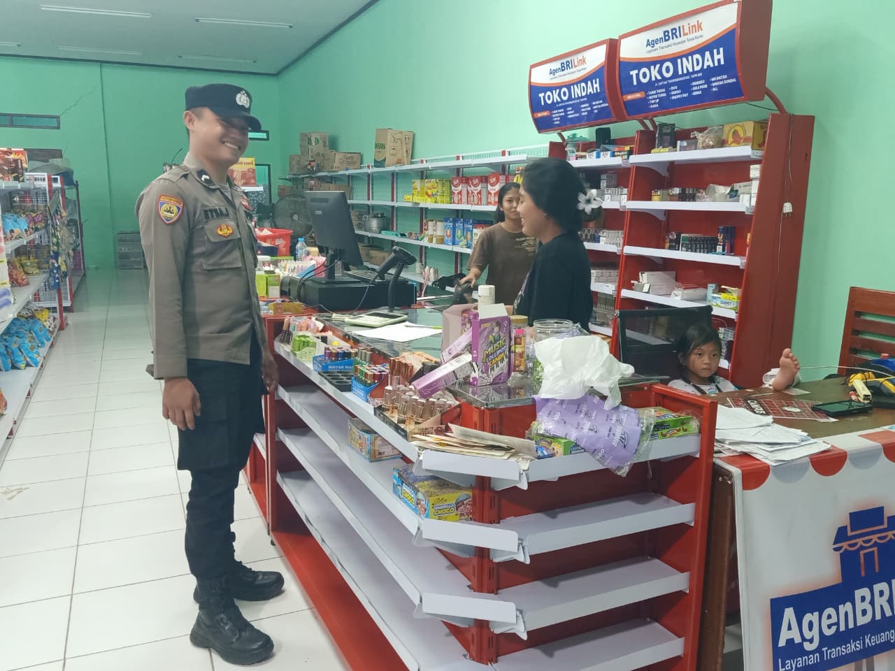 Polsek Lamandau Sambangi Warung Warga, Pererat Kemitraan dan Sampaikan Imbauan Kamtibmas