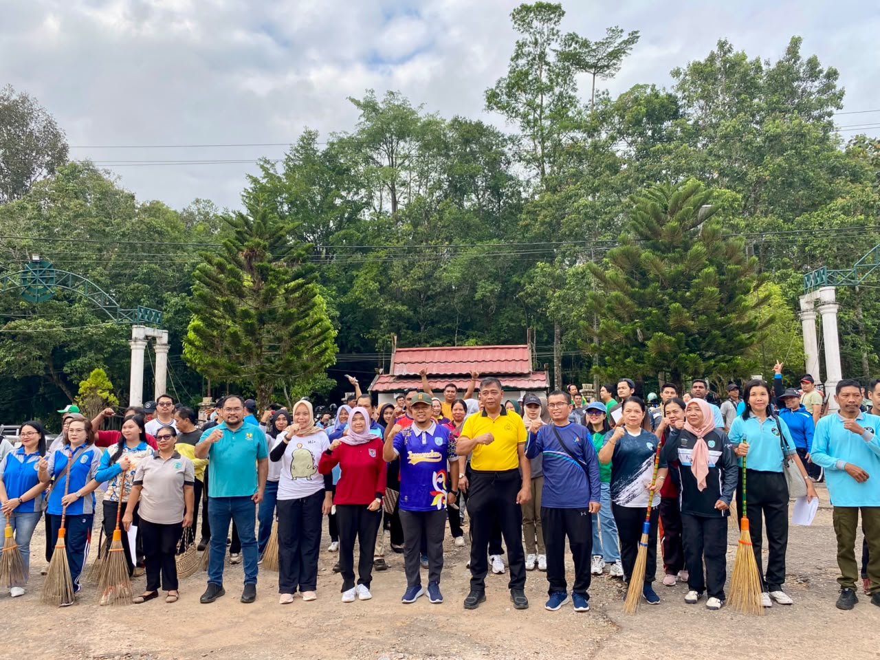 Polsek Bulik Ikuti Kegiatan Jumat Barosih, Wujudkan Lingkungan Bersih dan Asri