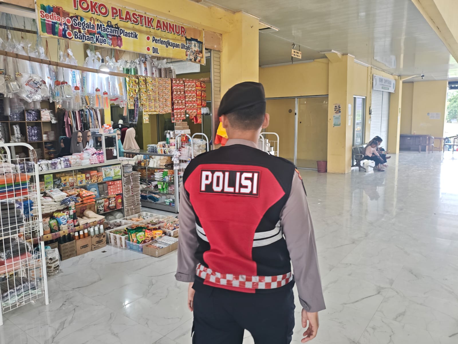 Sat Samapta Polres Lamandau Sambangi Pelaku Usaha di Pasar Induk, Perkuat Sinergi Kamtibmas