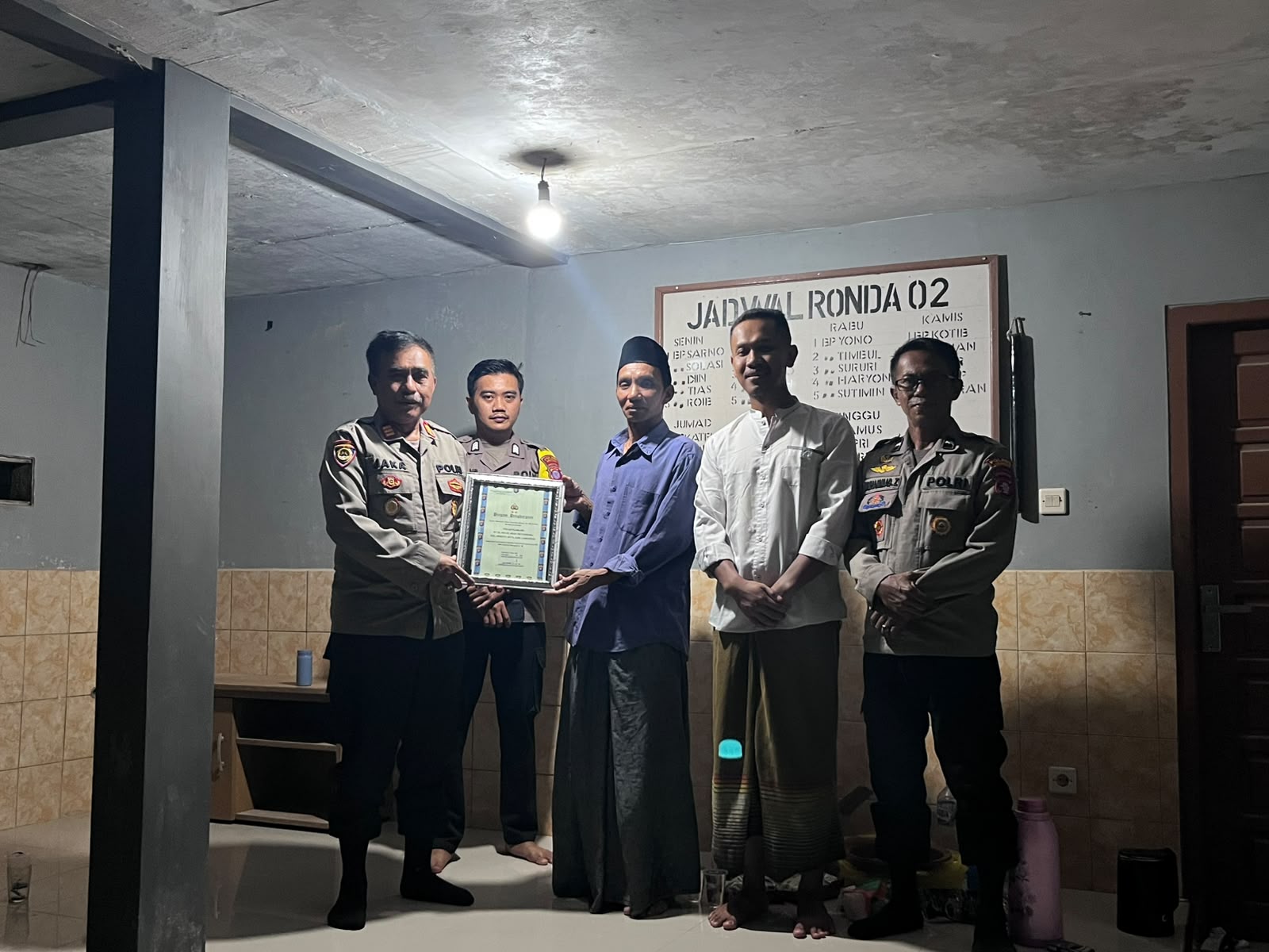 Polres Lamandau Serahkan Penghargaan Lomba Satkamling dan Perkuat Sinergi Melalui Sambang Pembinaan