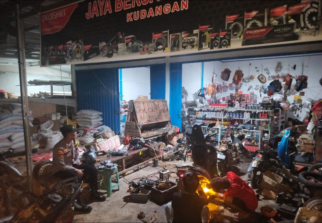Polsek Delang Jalin Kemitraan Melalui Sambang kepada Pelaku Usaha