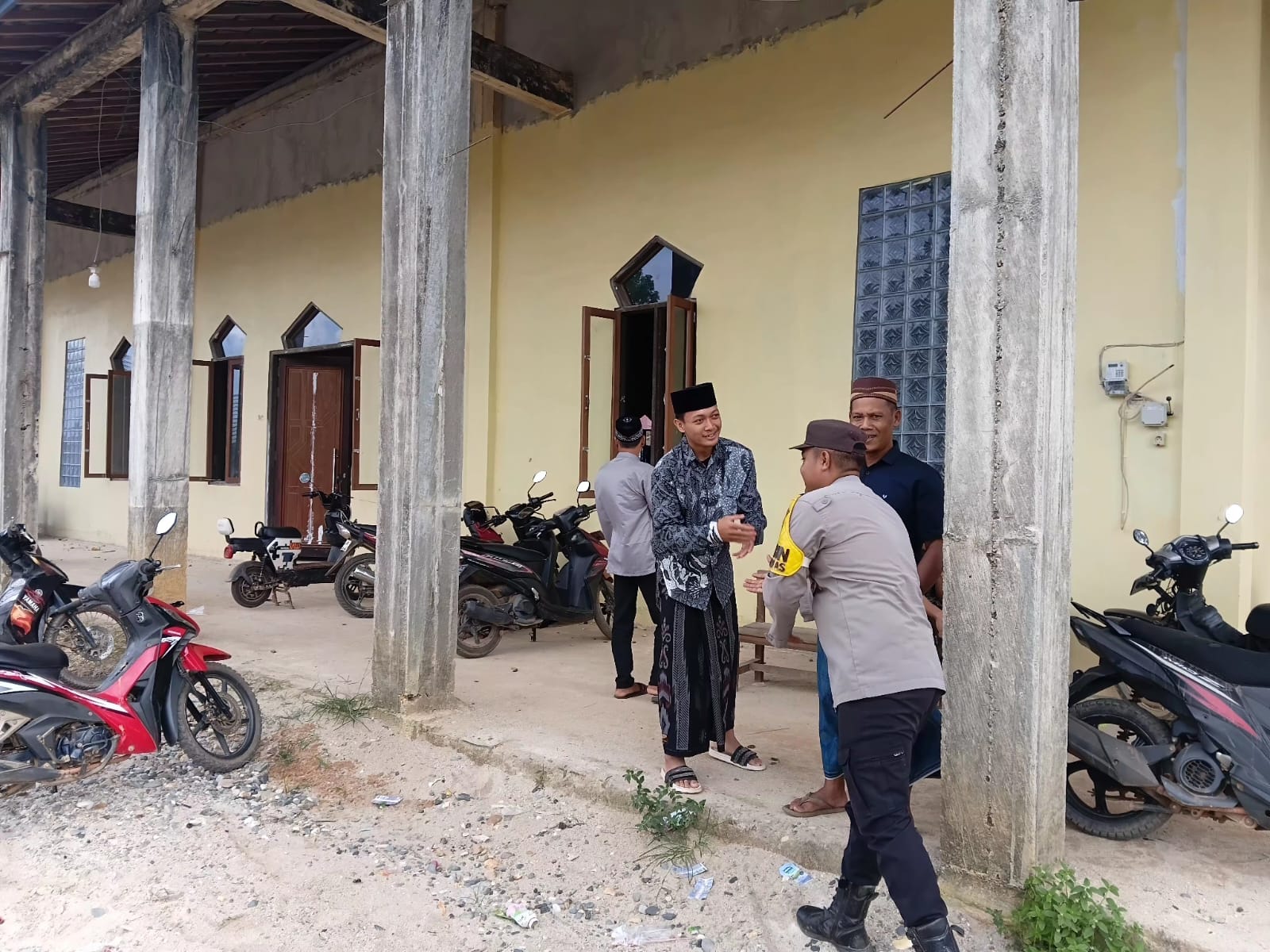 PASTIKAN AMAN DAN NYAMAN, POLSEK MARIKIT PAM IBADAH SHOLAT JUM’AT DI MASJID ZAMI AL-TAKWA