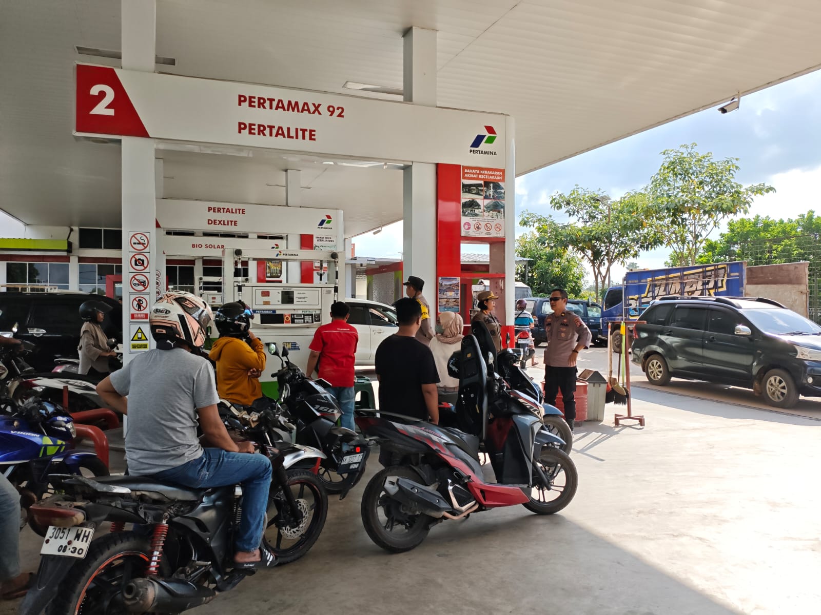 Personel Polres Lamandau Monitoring Perkembangan Situasi di SPBU