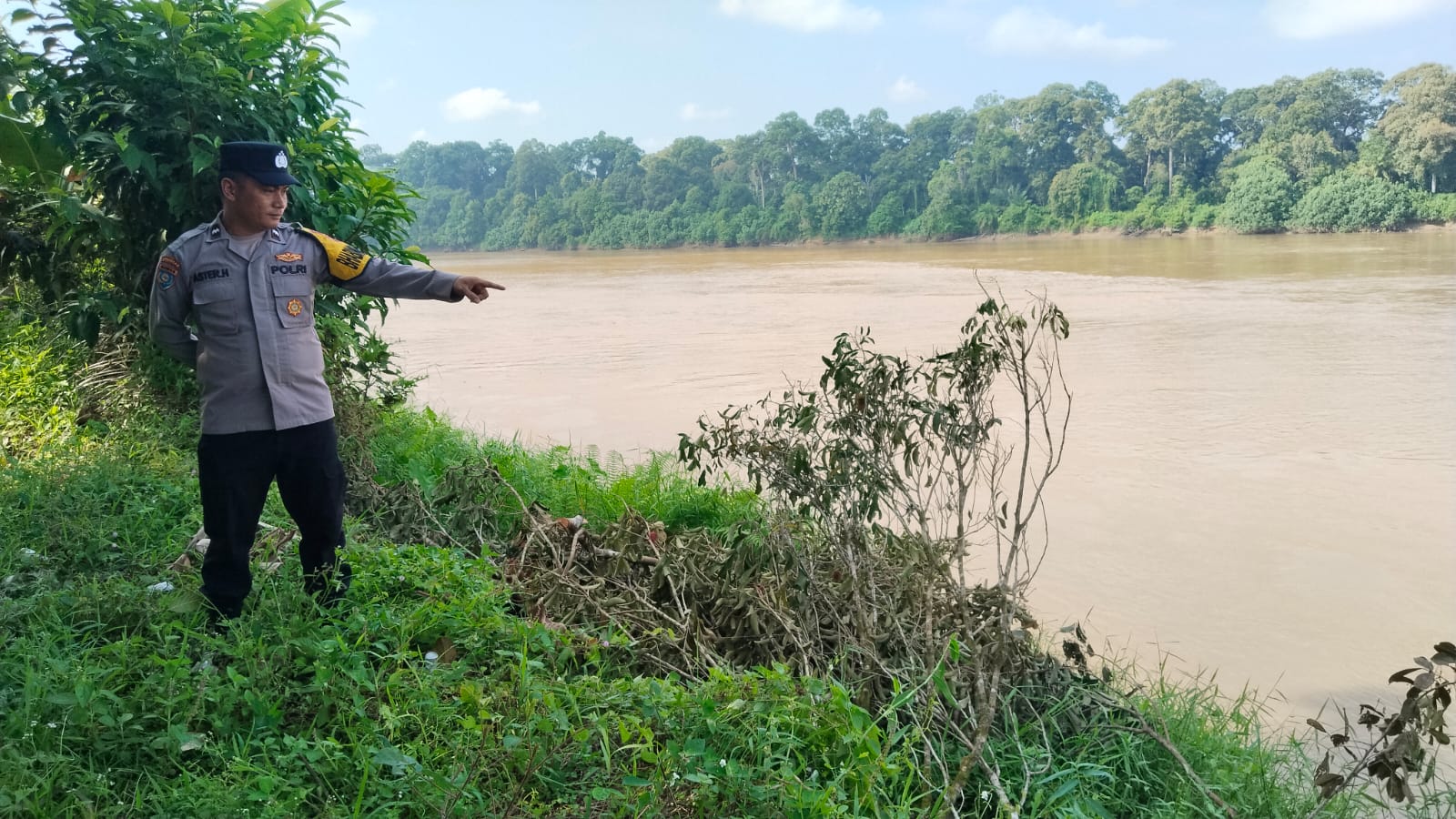 Deteksi Banjir, Polsek Tewang Sangalang Garing dan Pulau Malan Cek Ketinggian Debit Air.