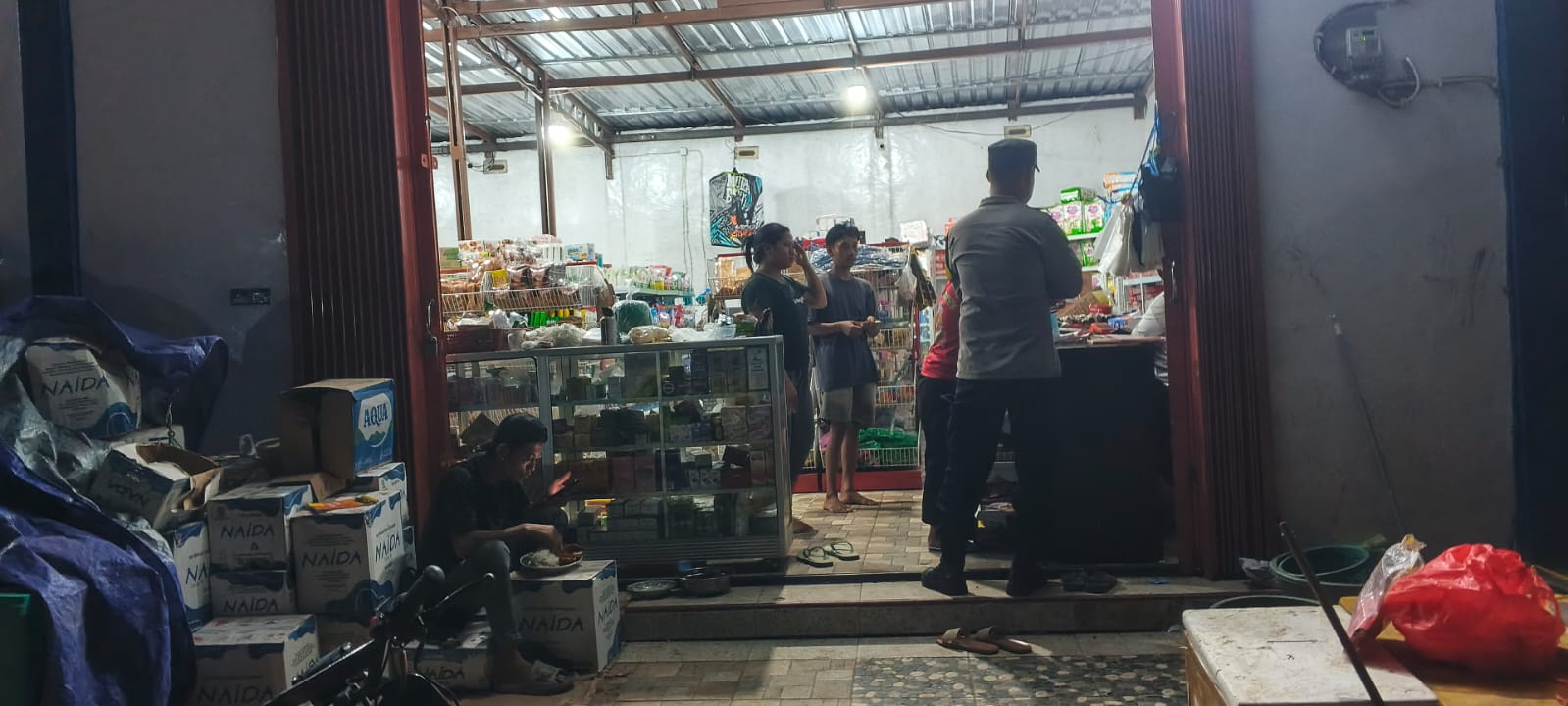 Polsek Delang Laksanakan Patroli Dialogis Malam Bersama Pedagang, Jaga Keamanan Wilayah