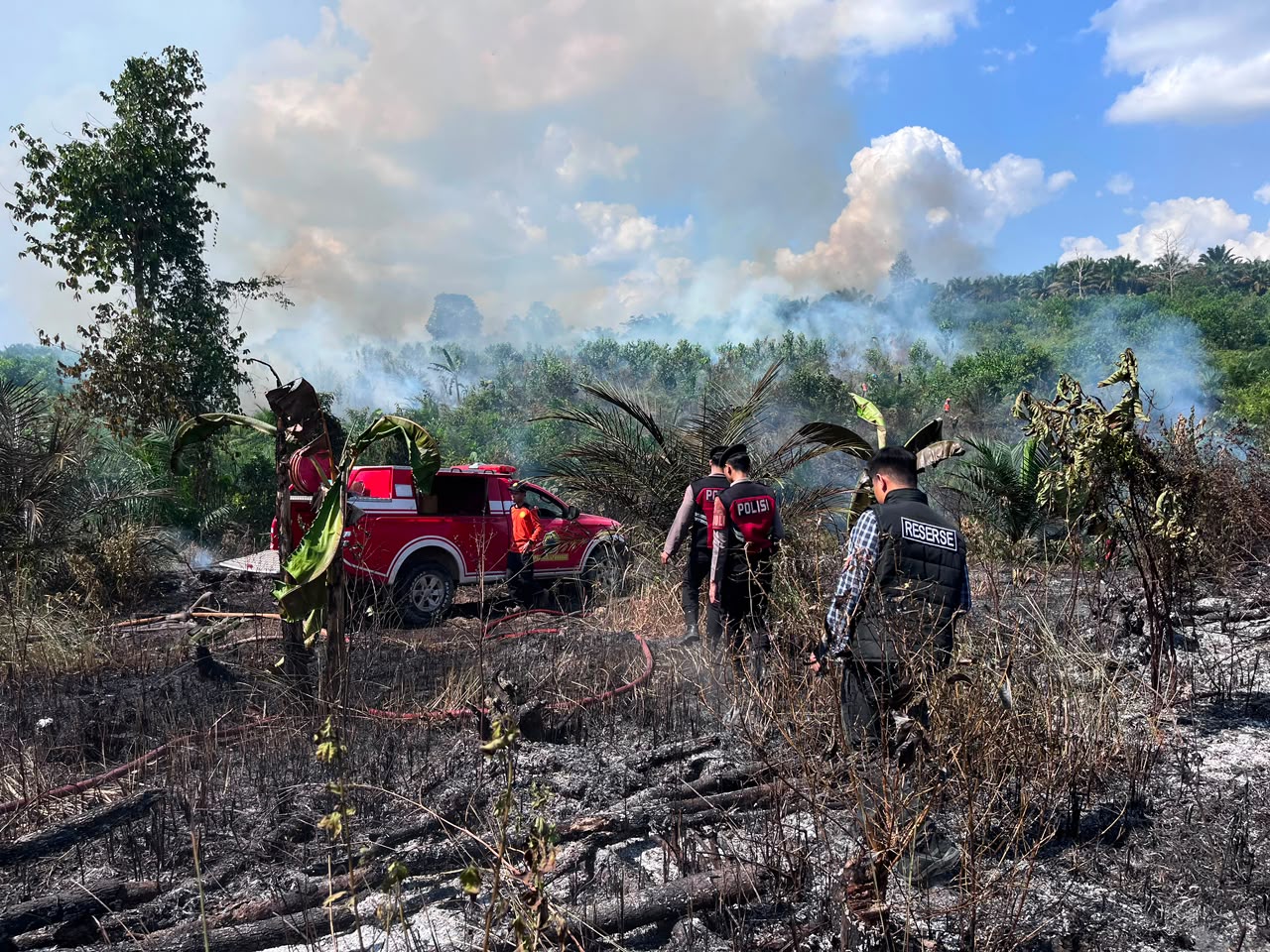 Personel Polres Lamandau Bersama BPBD Gerak Cepat Tangani Kebakaran Lahan di Kelurahan Nanga Bulik