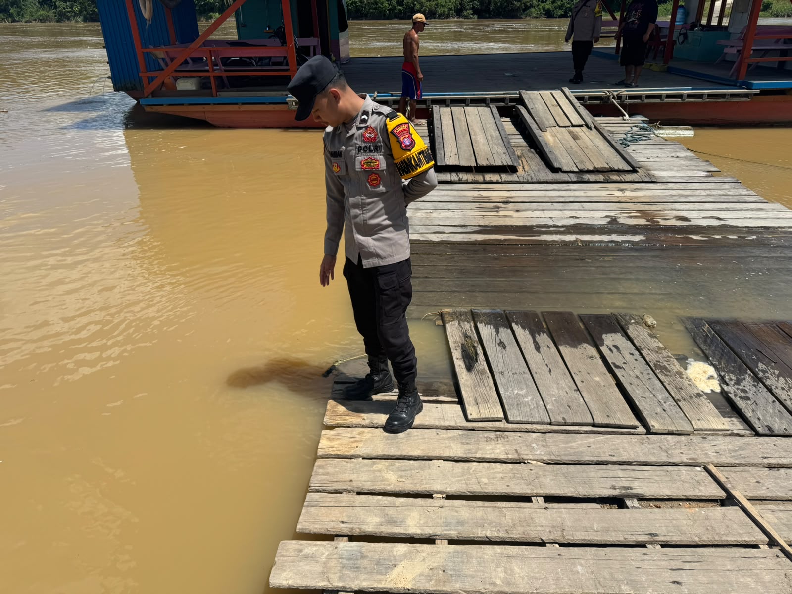 Deteksi Banjir, Polsek Tewang Sangalang Garing dan Pulau Malan Cek Ketinggian Debit Air