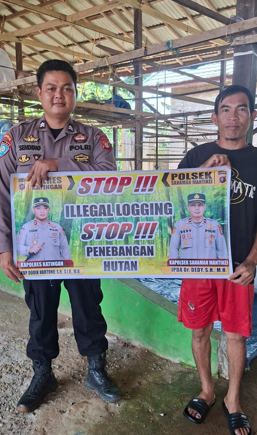 Bhabinkamtibmas laksanakan Sosialisasikan tentang larangan dan sangsi Pidana bagi pelaku Ileggal Logging kepada masyarakat di  Desa Binaan.