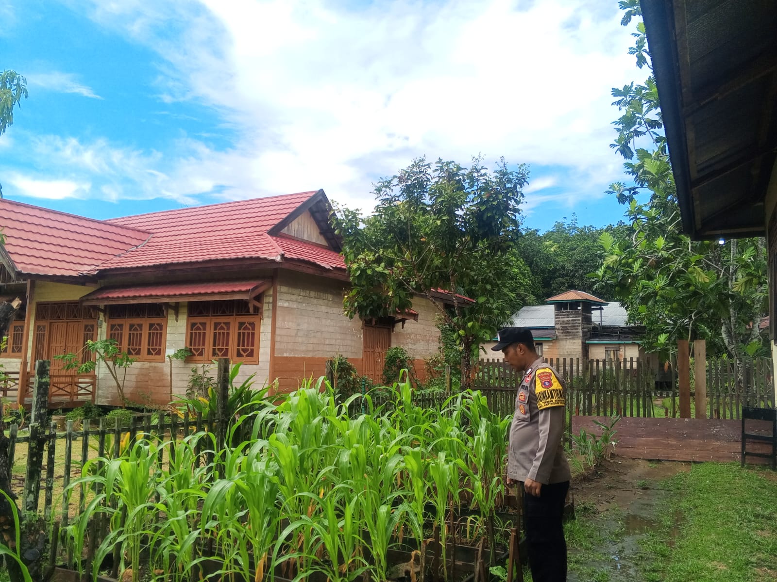 Mendukung Ketahanan Pangan, Personil Polsek Katingan Hulu Cek Lokasi Pemanfaatan Pekarangan Warga.