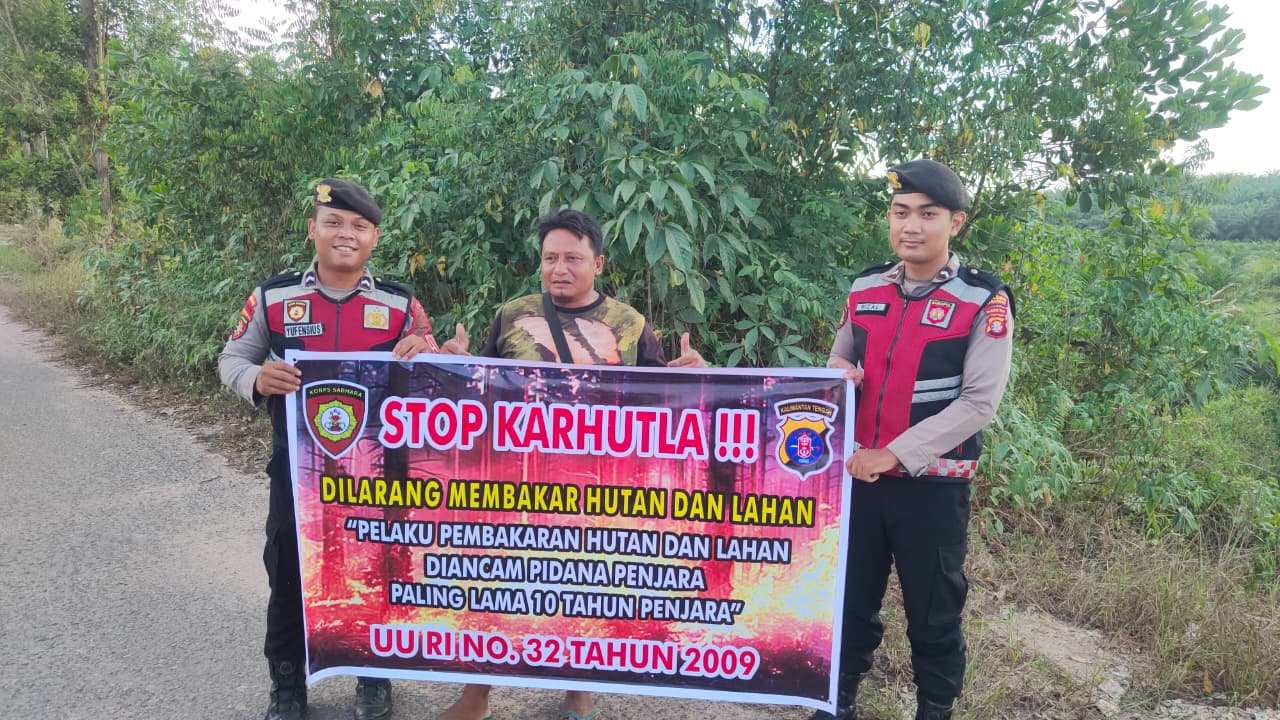 Personel Piket Patroli Samapta Sosialisasikan Bahaya Karhutla kepada Masyarakat