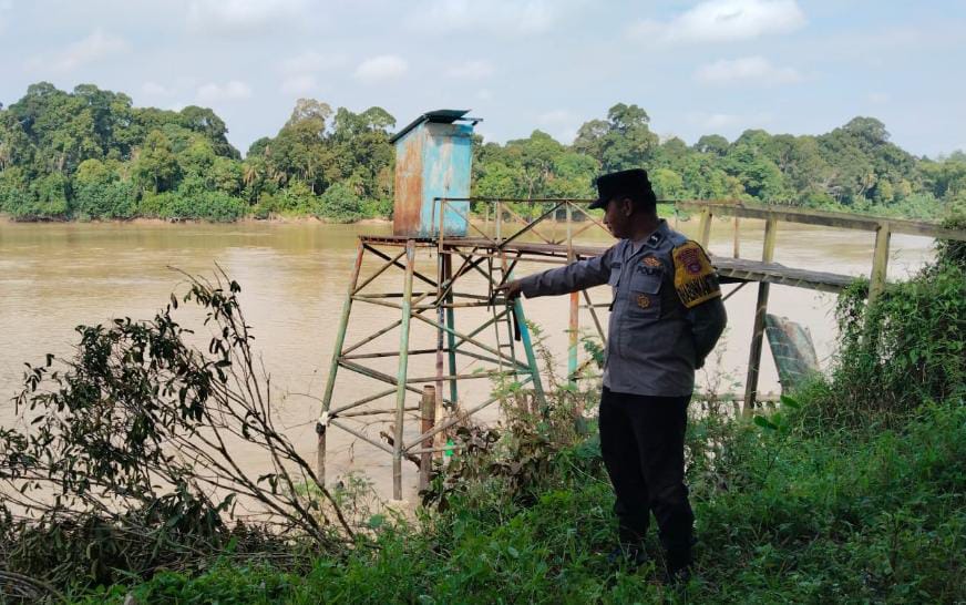 Deteksi Banjir, Polsek Tewang Sangalang Garing dan Pulau Malan Cek Ketinggian Debit Air.
