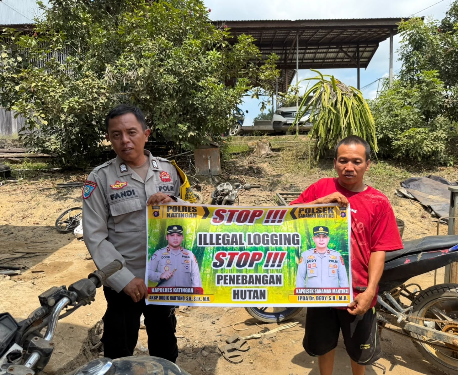 Bhabinkamtibmas laksanakan Sosialisasi kan tentang larangan dan sangsi Pidana bagi pelaku Ileggal Logging kepada masyarakat di Desa Binaan.