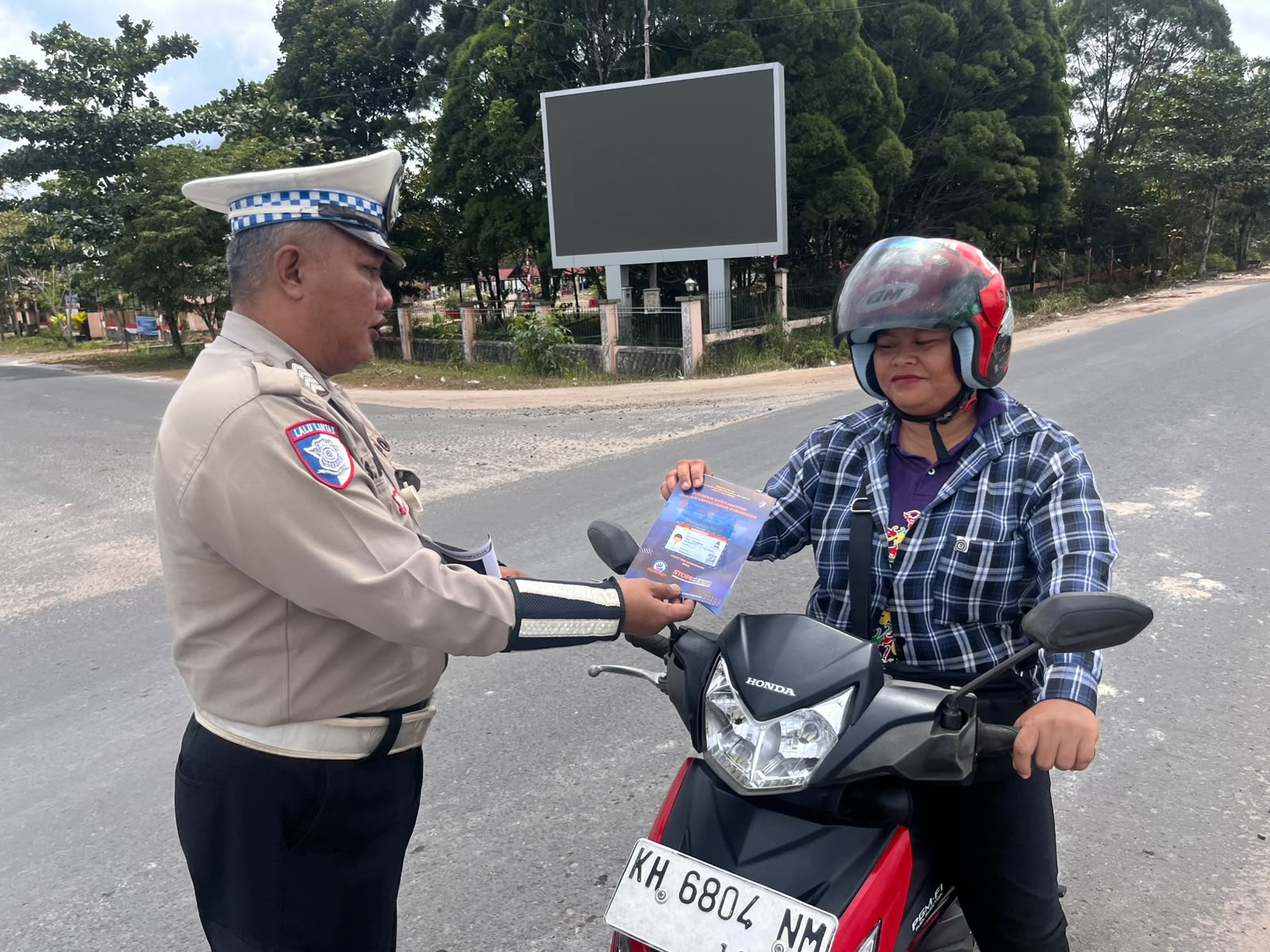 Pembagian Brosur Keselamatan Berlalu Lintas Kepada masyarakat.