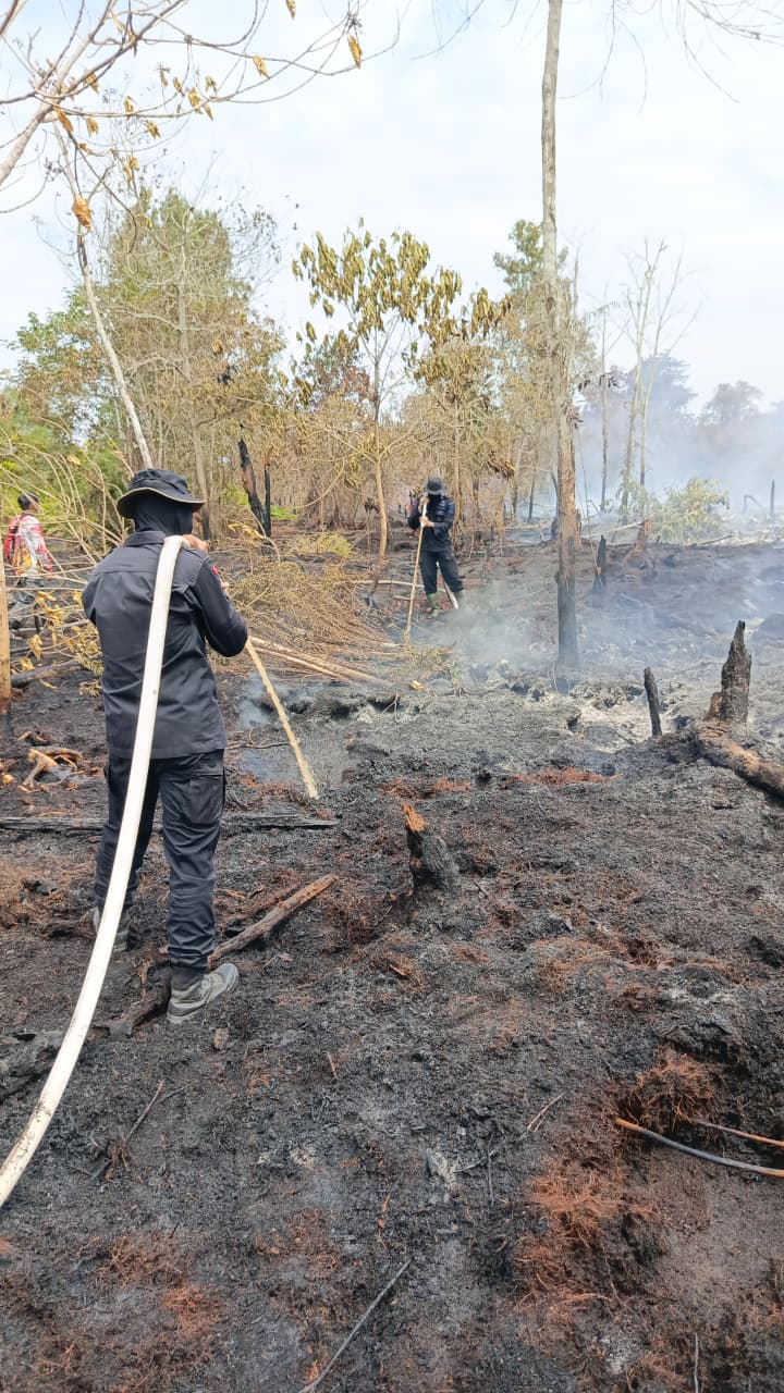Tanggapi Laporan Masyarakat, Brimob Polda Kalteng dan Satgas Aman Nusa II Sigap Padamkan Karhutla di Km 16 Tjilik Riwut