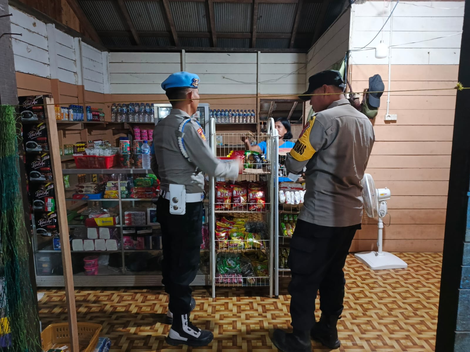 Polsek Lamandau Sambangi Warung Warga, Pererat Kemitraan dan Jaga Kamtibmas
