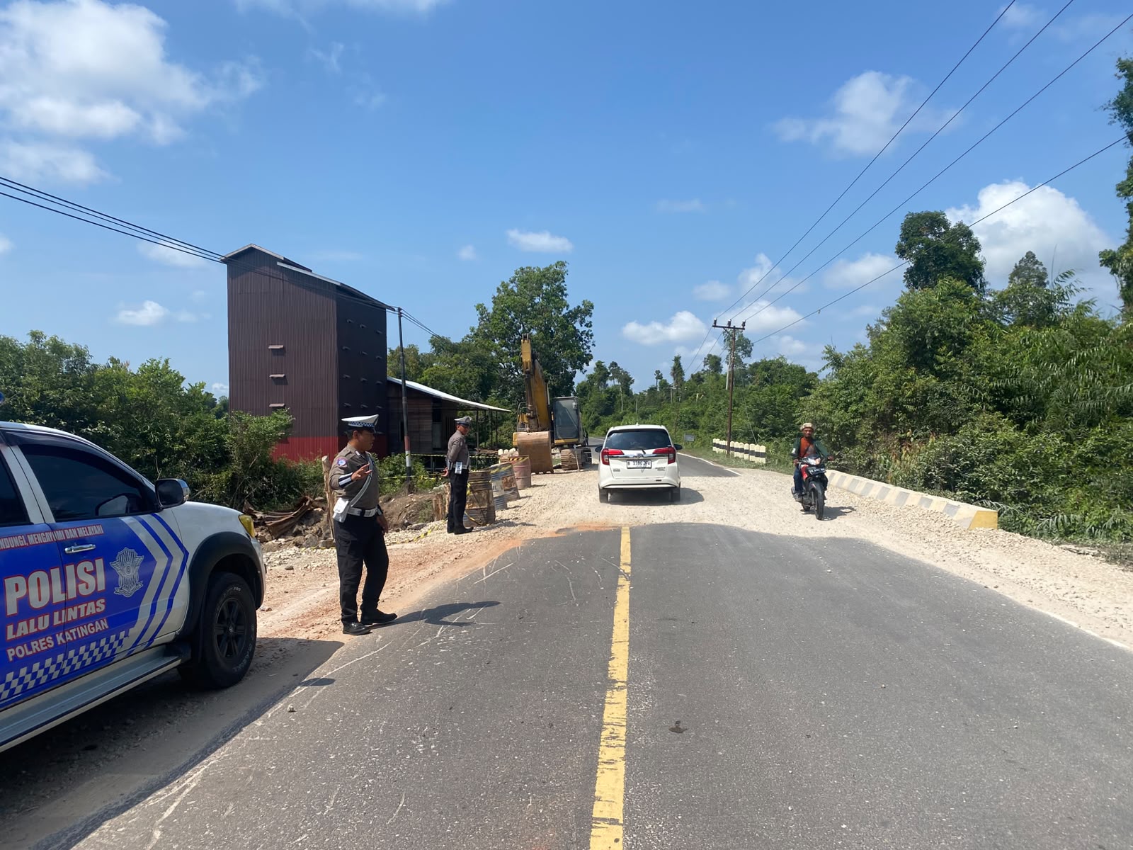SATLANTAS POLRES KATINGAN CEK ARUS LALU LINTAS DAN PANTAU PERBAIKAN BOX CULVERT DI JALAN TJILIK RIWUT KM 11