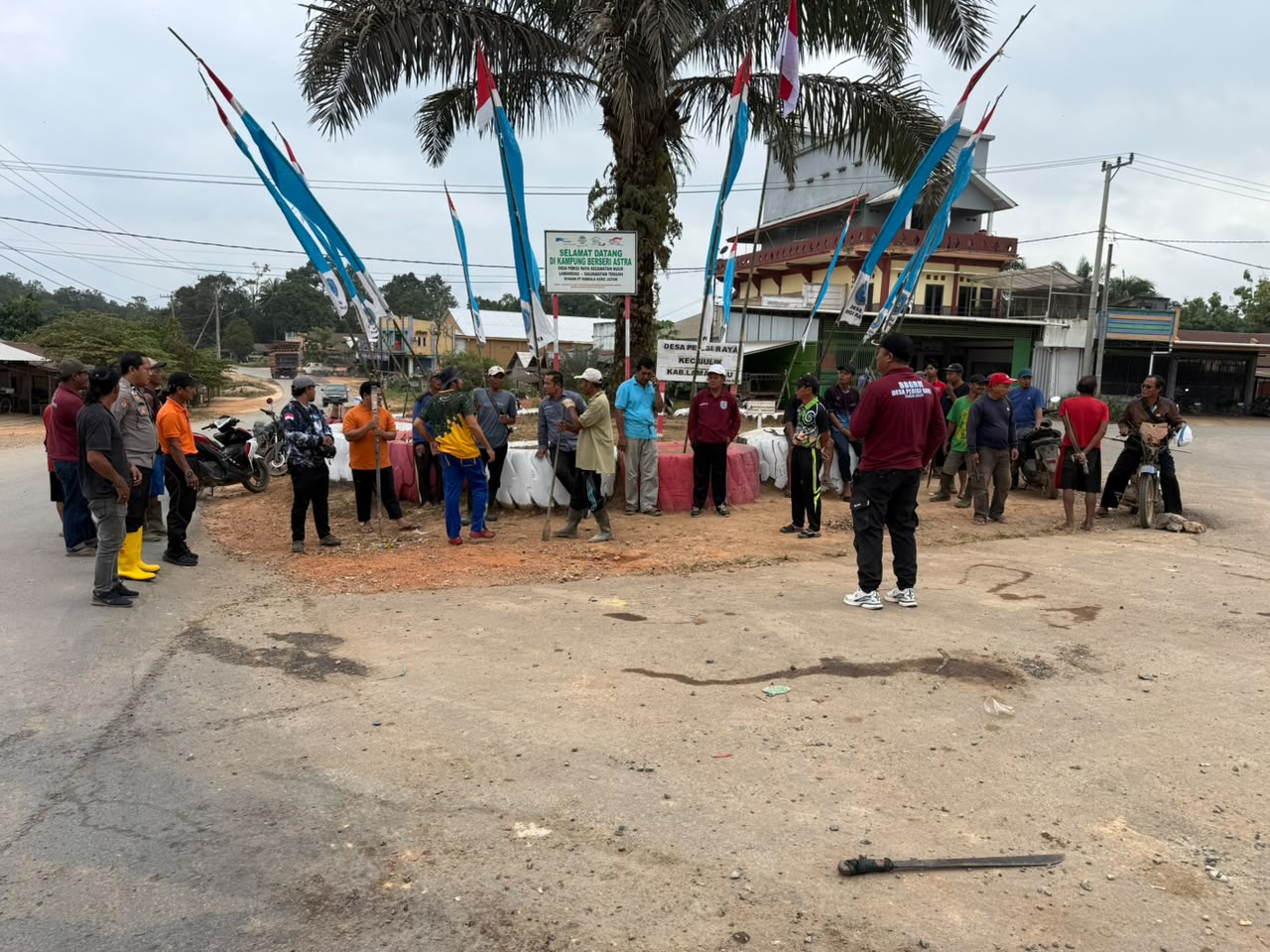Bhabinkamtibmas Polsek Bulik Bersama Warga Gotong Royong Wujudkan Lingkungan Bersih dan Kondusif