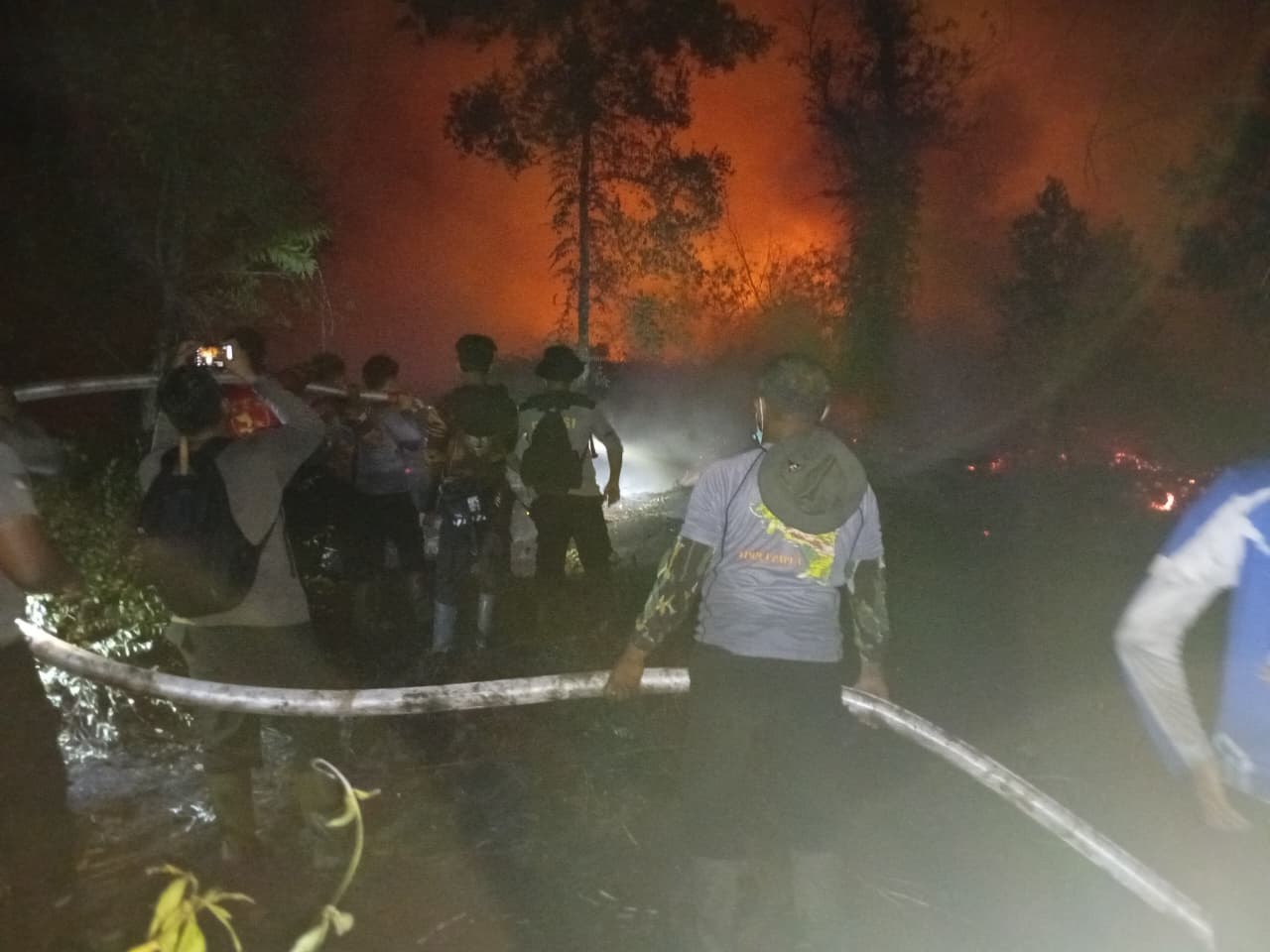 Personel Polda Kalteng Berjibaku Padamkan Api Karhutla Hingga Malam di Cempaga Hulu