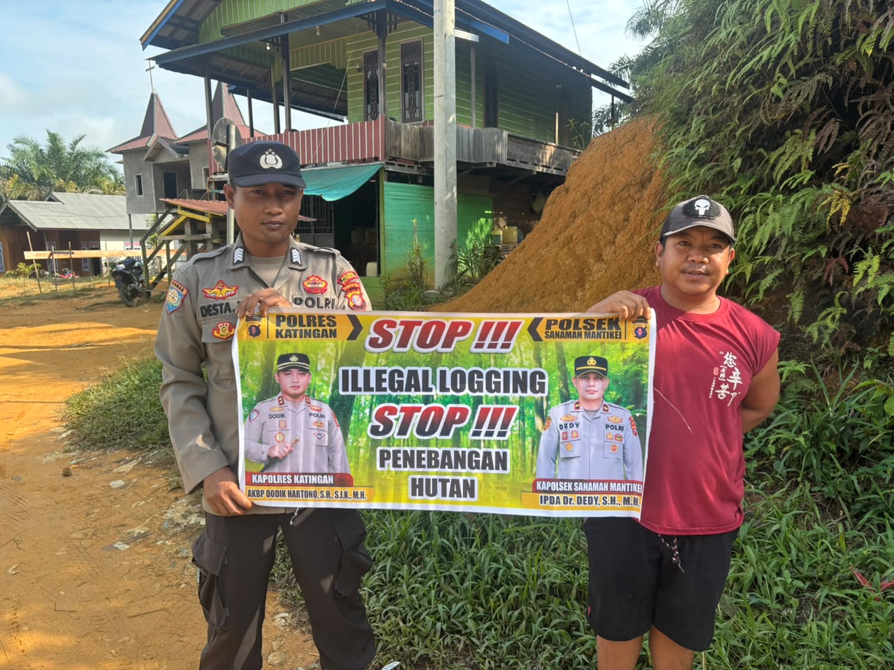 Bhabinkamtibmas laksanakan Sosialisasi kan tentang larangan dan sangsi Pidana bagi pelaku Ileggal Logging kepada masyarakat di Desa Binaan.