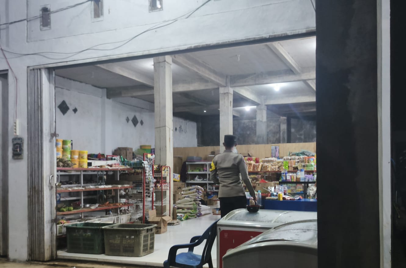Polsek Delang Sambangi Warung Warga, Jalin Dialog untuk Jaga Kamtibmas