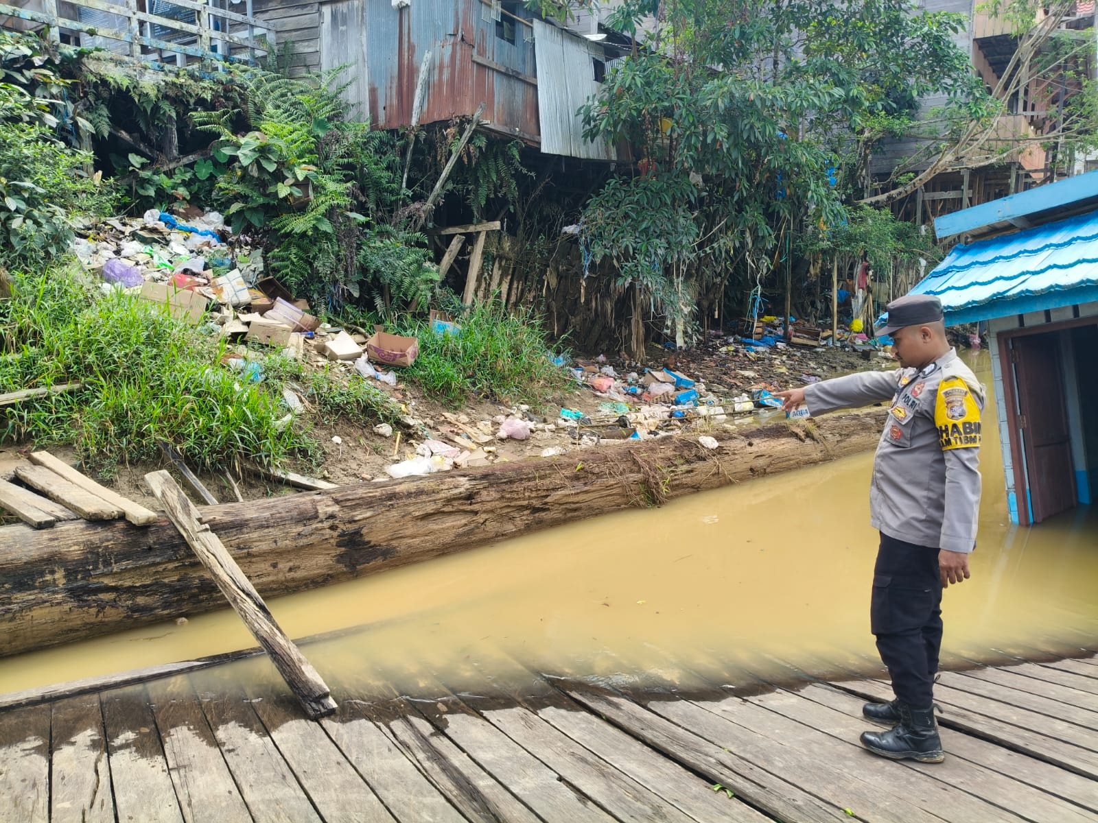 WASPADA BANJIR, POLSEK MARIKIT PANTAU KETINGGIAN AIR SUNGAI KATINGAN DI TUMBANG HIRAN