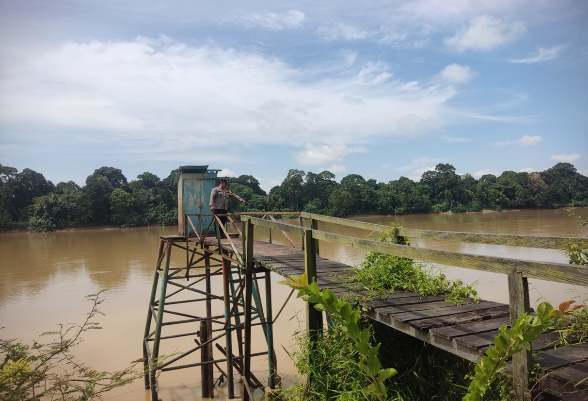 Deteksi Banjir, Polsek Tewang Sangalang Garing dan Pulau Malan Cek Ketinggian Debit Air.