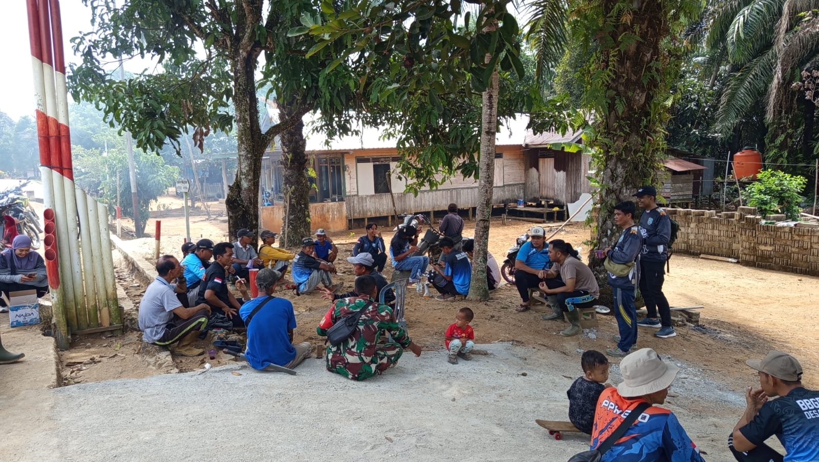 Polsek Bulik Gotong Royong Bersama Warga Desa Guci, Pererat Sinergi dan Kepedulian Lingkungan