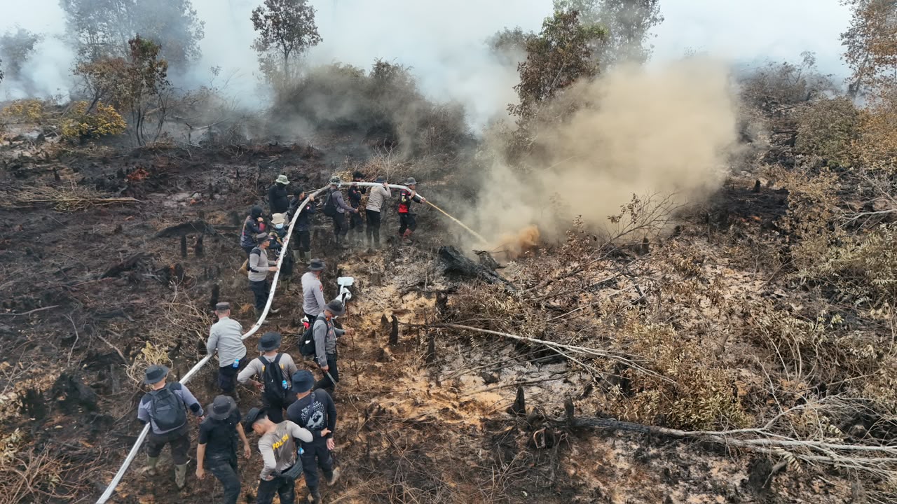Berjibaku Padamkan Karhutla di Tengah Cuaca Panas