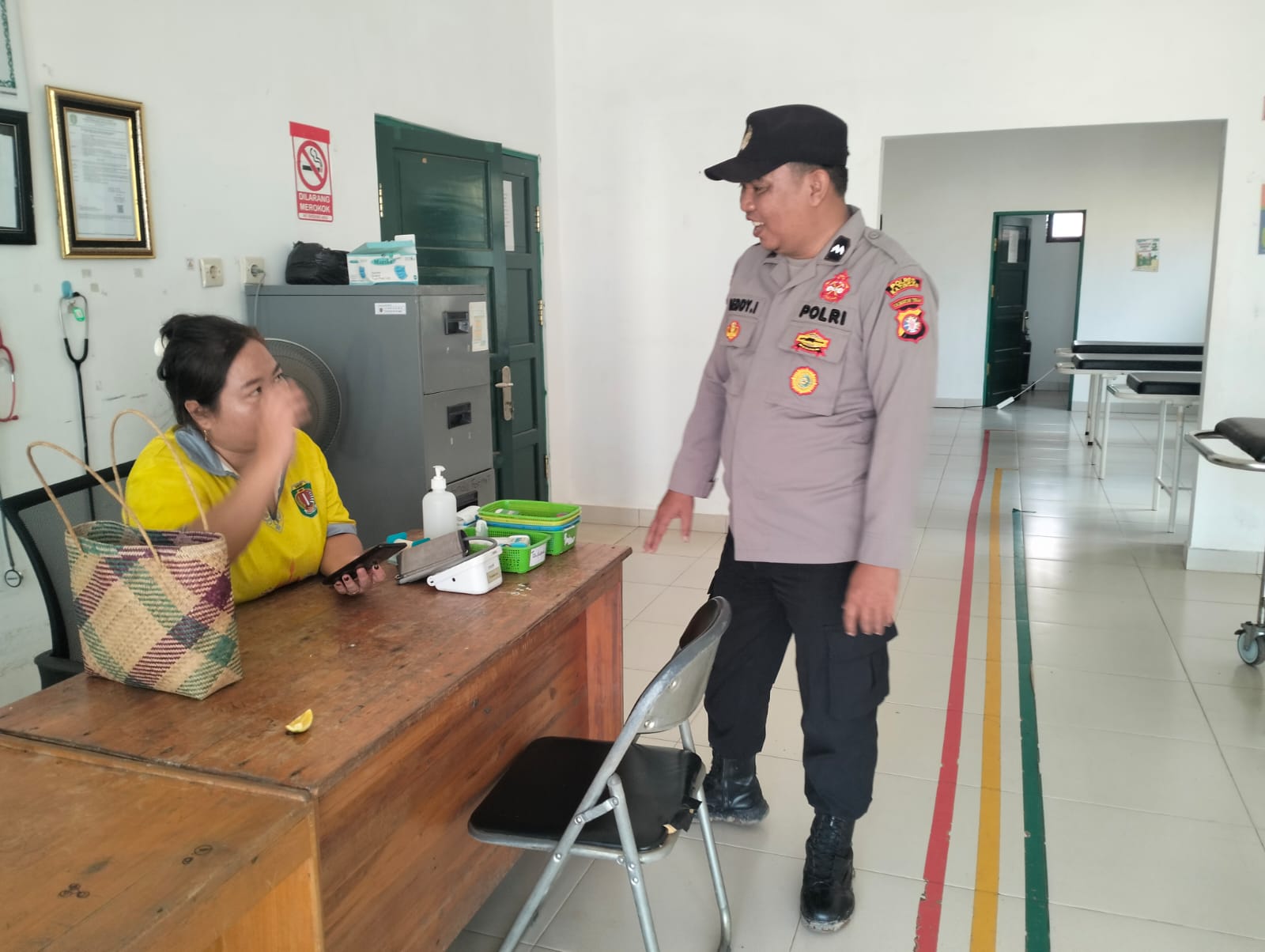 HADIR DI TENGAH AKTIVITAS WARGA, POLSEK MARIKIT OPTIMALKAN PATROLI SIANG ANTISIPASI KRIMINALITAS