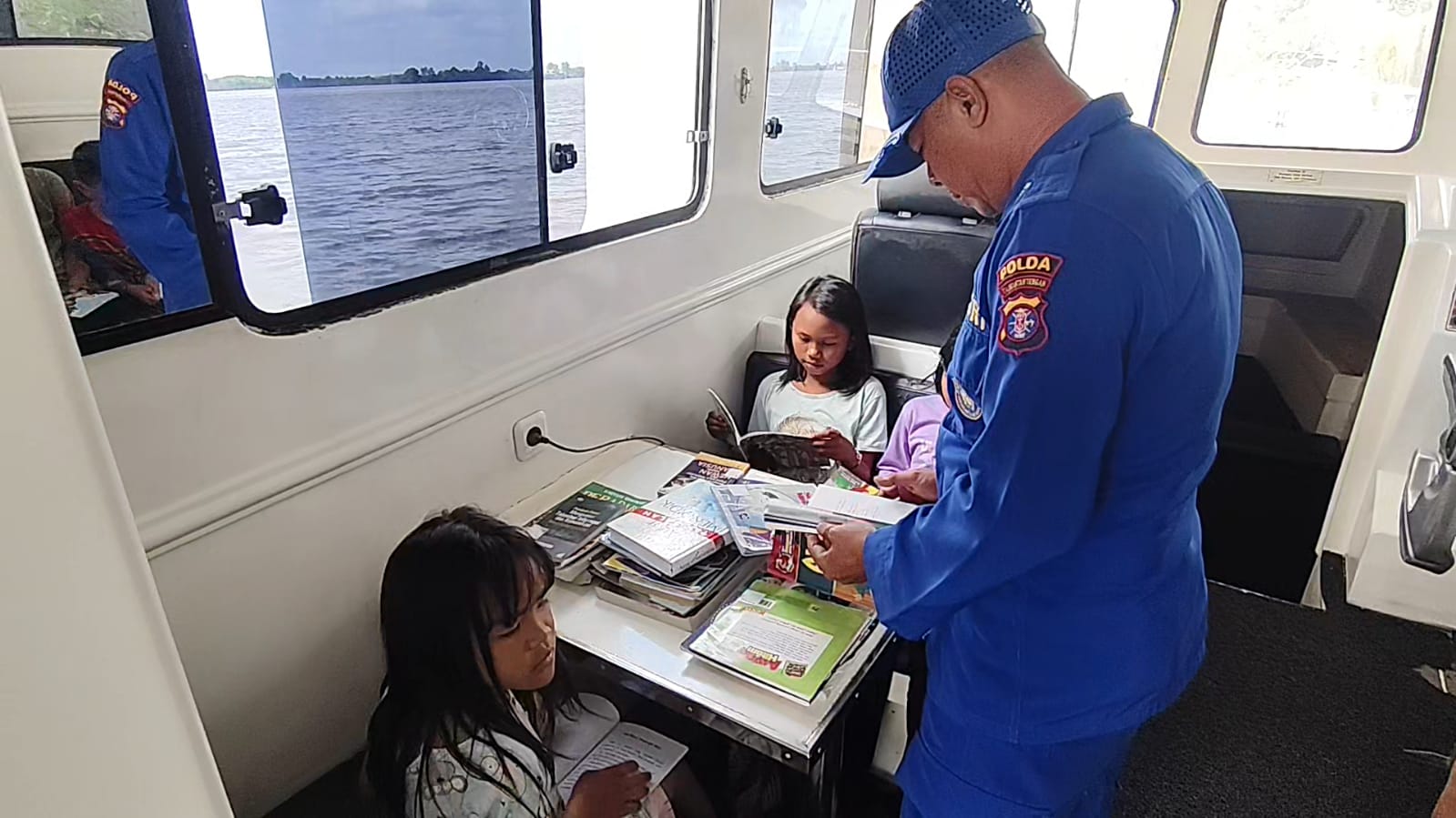 Ditpolairud Polda Kalteng Gelorakan Minat Baca Anak melalui Perpustakaan Terapung di Sungai Mentaya