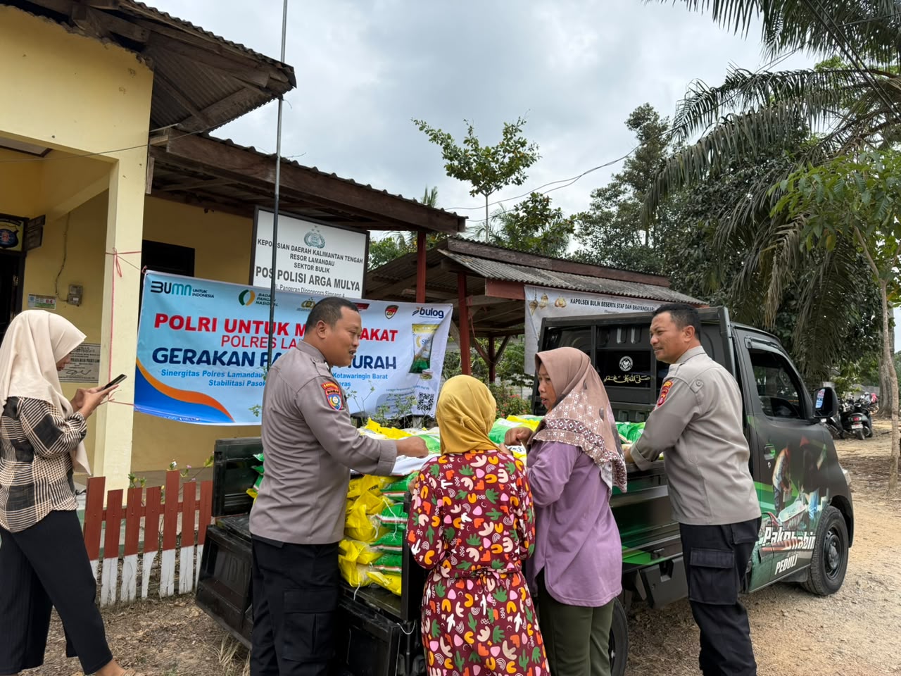 Satbinmas Polres Lamandau Jual Beras SPHP di Desa Arga Mulya, Dukung Stabilitas Pangan