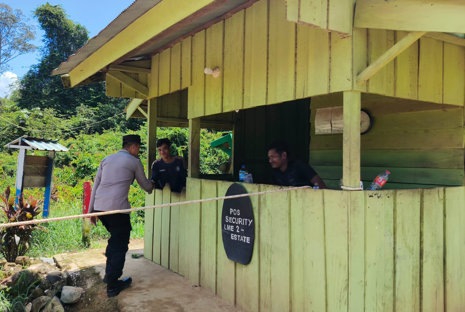 Polsek Delang Patroli Perkebunan, Pastikan Wilayah Bebas Titik Api