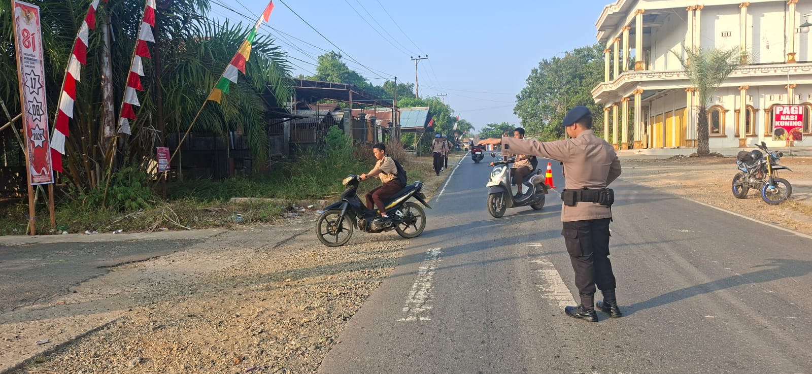 Brimob Kalteng Berikan Pelayanan Pagi di Depan Sekolah, Dukung Keselamatan Pelajar di Barito Timur