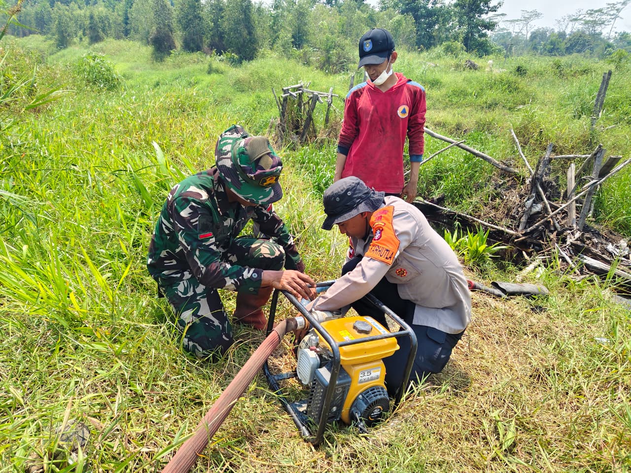 Brimob Kalteng Bersama Tim Gabungan Bergerak Cepat Padamkan Karhutla di Kotawaringin Timur