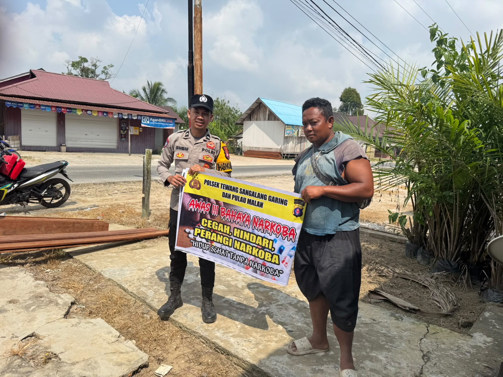 Melalui Media Spanduk, Polsek Tewang Sangalang Garing dan Pulau Malan Imbau Warga Tidak Terjerumus Penyalahgunaan Narkoba.